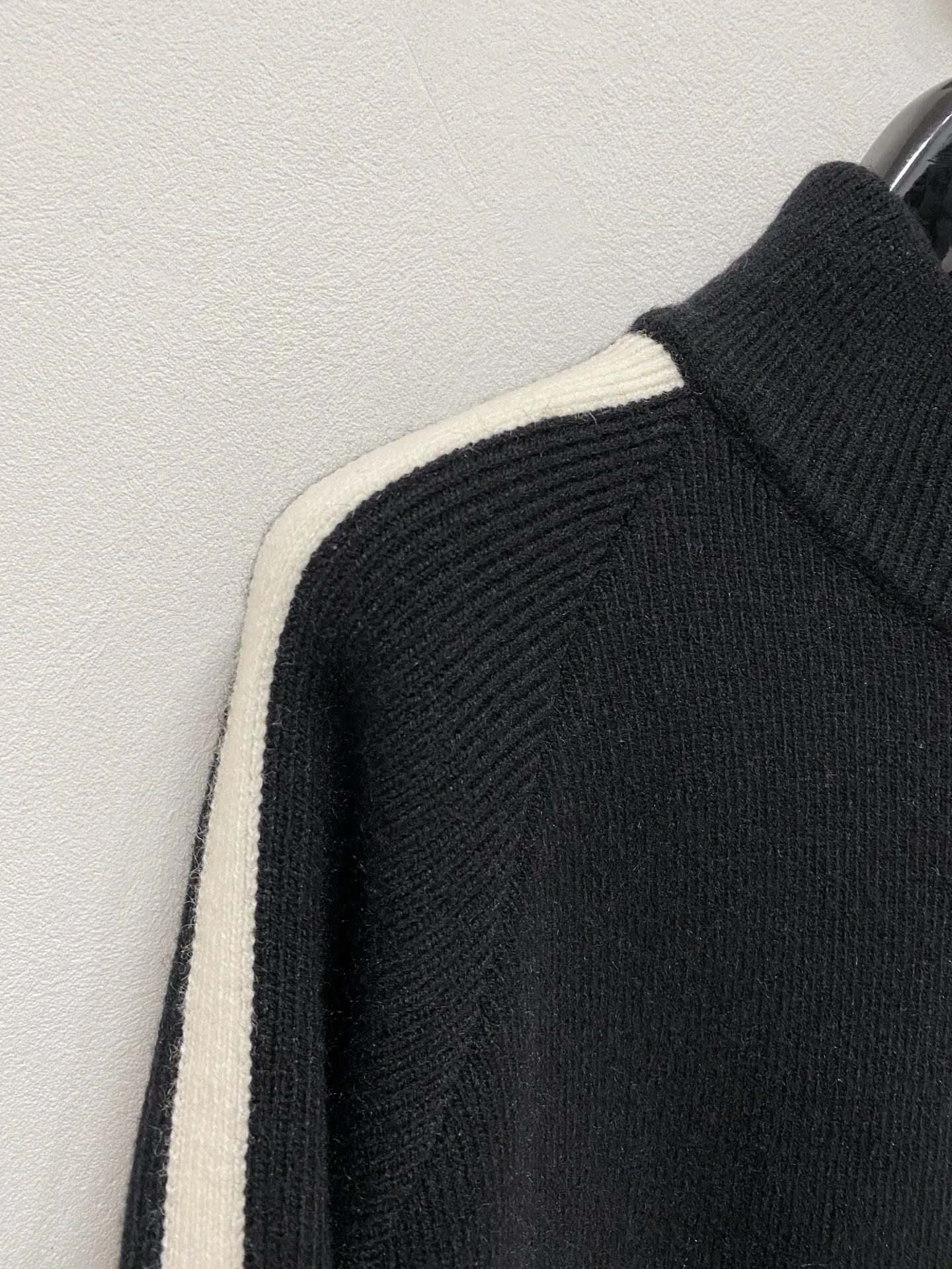 🅿️540 Dior autumn and winter classic cardigan sweater, in full condition! ! ! Wool blended fabric, the latest model in 2025, golden ratio! ! Slim-fitting soft gold, versatile and practical item, the combination and practicality are extremely powerful, simple and elegant, and classy! To create your own style, it is highly recommended to buy it in two colors. The standard slim fit tailoring process is suitable for both young and old men. It is knitted from wool and will not cause any discomfort! While keeping warm, it is stylish, textured and wearable, and the classic logo with contrasting colors on the chest feels in place! ! Recommended for regular customers! ! Size M-3XL (maximum wear: 190 pounds)