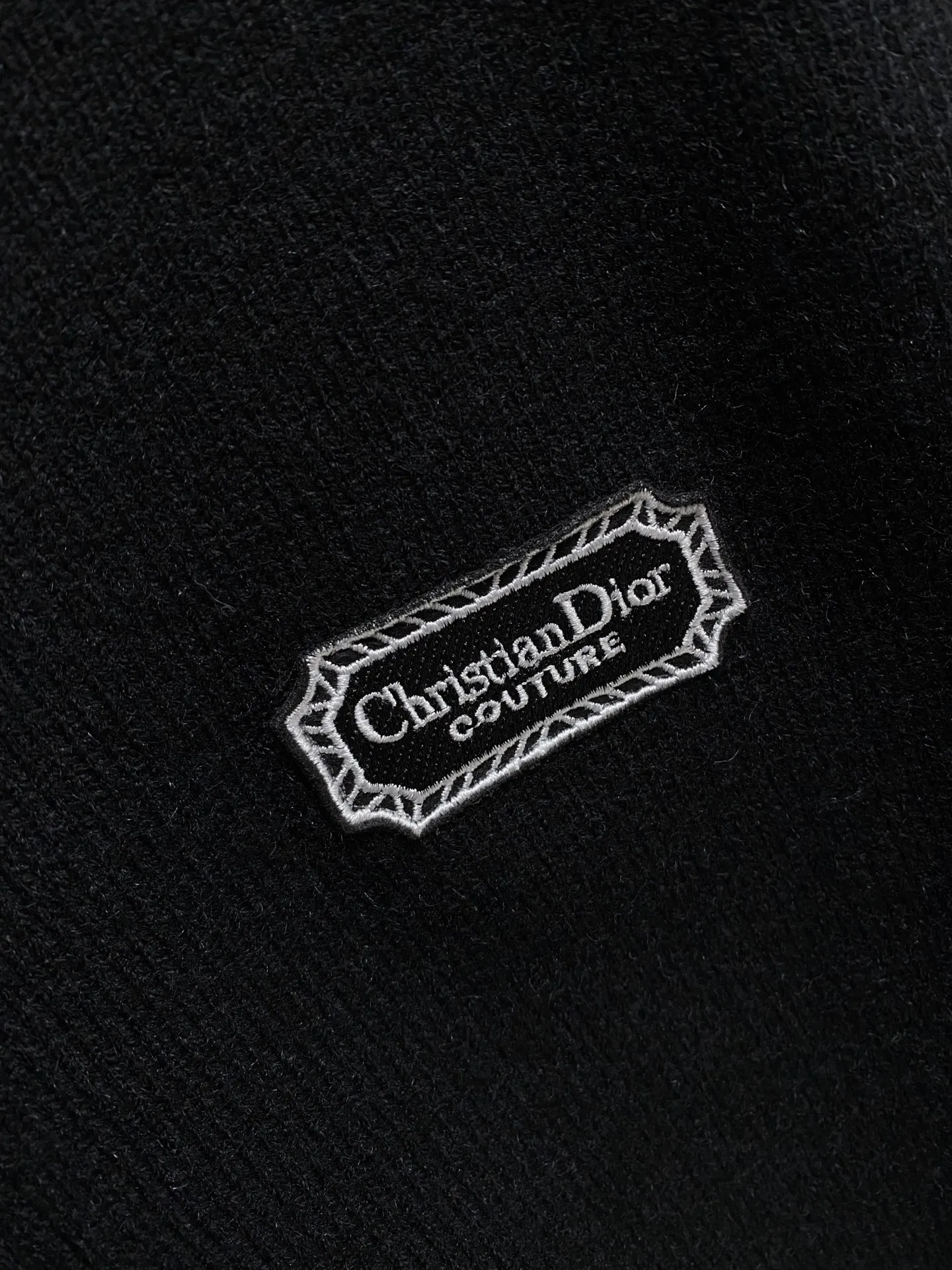 🅿️540 Dior autumn and winter classic cardigan sweater, in full condition! ! ! Wool blended fabric, the latest model in 2025, golden ratio! ! Slim-fitting soft gold, versatile and practical item, the combination and practicality are extremely powerful, simple and elegant, and classy! To create your own style, it is highly recommended to buy it in two colors. The standard slim fit tailoring process is suitable for both young and old men. It is knitted from wool and will not cause any discomfort! While keeping warm, it is stylish, textured and wearable, and the classic logo with contrasting colors on the chest feels in place! ! Recommended for regular customers! ! Size M-3XL (maximum wear: 190 pounds)