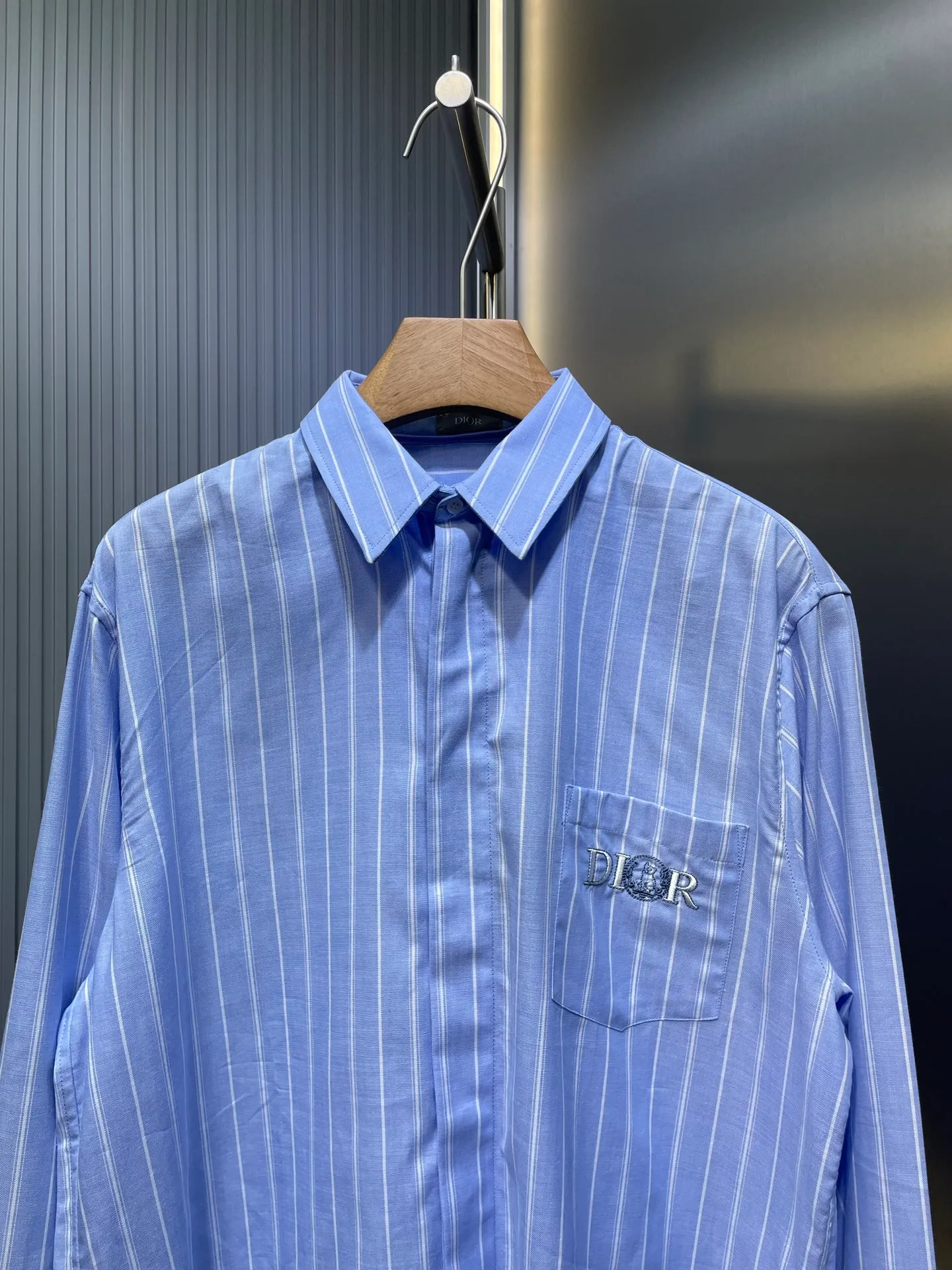 🅿️480 25ss🌟【Top Replica】The new shirt has both modern style and traditional beauty. Crafted from blue and white oxford cloth, it's finished with a striped pattern that showcases the signatures of this season's and hylton nel collaboration. A patch pocket on the chest and hidden button closure complete the design. Can be worn with everyday clothing. Code number: 39 40 41 42