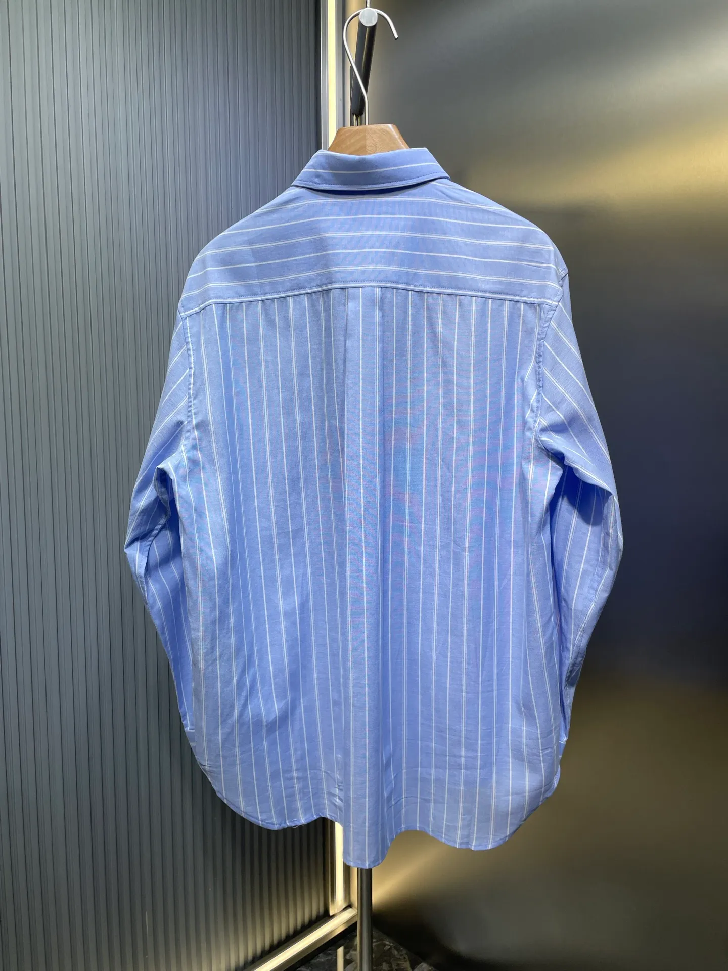🅿️480 25ss🌟【Top Replica】The new shirt has both modern style and traditional beauty. Crafted from blue and white oxford cloth, it's finished with a striped pattern that showcases the signatures of this season's and hylton nel collaboration. A patch pocket on the chest and hidden button closure complete the design. Can be worn with everyday clothing. Code number: 39 40 41 42