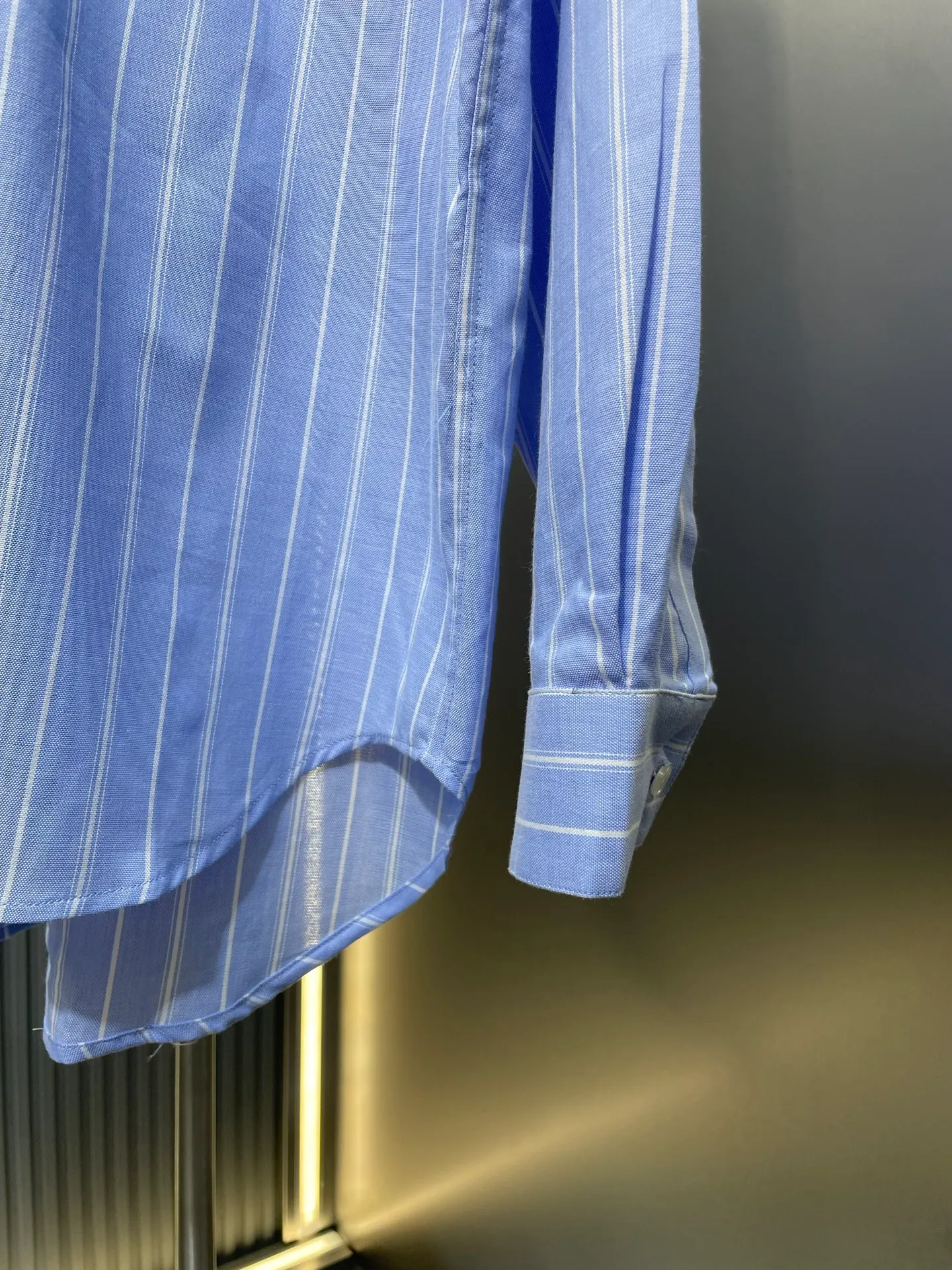 🅿️480 25ss🌟【Top Replica】The new shirt has both modern style and traditional beauty. Crafted from blue and white oxford cloth, it's finished with a striped pattern that showcases the signatures of this season's and hylton nel collaboration. A patch pocket on the chest and hidden button closure complete the design. Can be worn with everyday clothing. Code number: 39 40 41 42