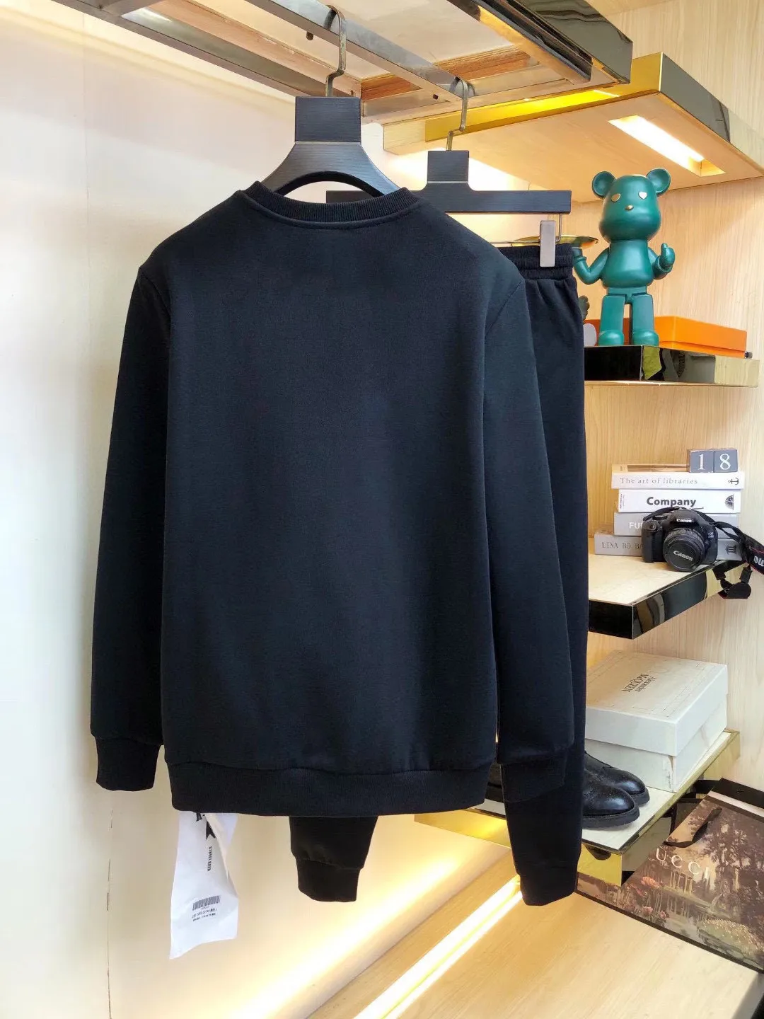 🅿️380 direct batch [DIOR Dior] (Fat Man Gospel) hot-selling suit is coming. Focus on the original version of the official website. 2025 new hot-selling sweatshirt suit. The original order is the best. 🇭🇰The meticulous work of top designers. Just for a fitting and perfect upper body effect. All-natural high-quality Roman cotton 100%, close-fitting comfort, noble and elegant! Original hardware embodies elegance and nobility! Counter size: M-5XL (maximum wear up to 220 pounds)