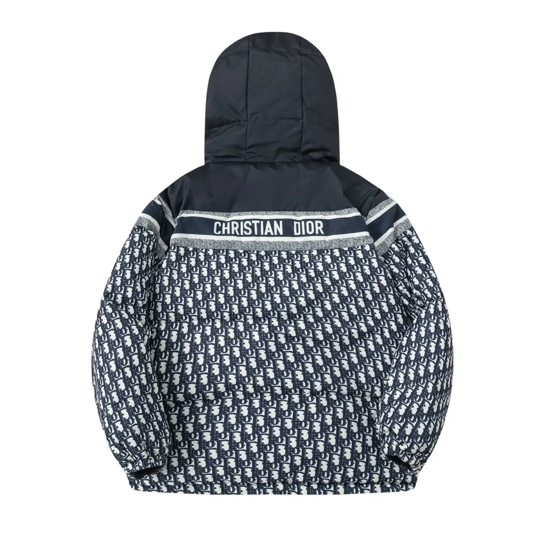 🅿️1040 (with dust bag) Dior/Dior 22FW all-over printed jacquard down jacket The original 17,000 purchased sample garments are patterned, using the new international standard 90 white duck down (testable) with a fill power of 700. Each piece of down is no less than 330 grams, 100% filled, pure down. In order to distinguish the hand-filled down from small workshops, we uniformly choose to use MCGS machine filling, based on the filling quantity of each piece, the fill power of the down, and the down. The inner liner has a 900-density double-layer liner with an anti-feather coating, which maintains the down shape and ensures that the down will not move after dry cleaning. The inner lining is 900-density and comes with an anti-feather coating. The cuffs and collar are made of original Velcro, which is durable. The accessories and hardware are all custom-made from the factory. Quality is determined by details. Double-sided printed fabrics are customized, and it takes 60 days to perfectly restore the overall presbyopia logo alignment. zp, super soft feel, exquisite pattern design arrangement and positioning, soft and anti-static fabric, feel free to compare with the market version size: S-XXL