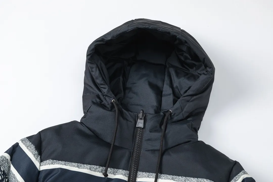🅿️1040 (with dust bag) Dior/Dior 22FW all-over printed jacquard down jacket The original 17,000 purchased sample garments are patterned, using the new international standard 90 white duck down (testable) with a fill power of 700. Each piece of down is no less than 330 grams, 100% filled, pure down. In order to distinguish the hand-filled down from small workshops, we uniformly choose to use MCGS machine filling, based on the filling quantity of each piece, the fill power of the down, and the down. The inner liner has a 900-density double-layer liner with an anti-feather coating, which maintains the down shape and ensures that the down will not move after dry cleaning. The inner lining is 900-density and comes with an anti-feather coating. The cuffs and collar are made of original Velcro, which is durable. The accessories and hardware are all custom-made from the factory. Quality is determined by details. Double-sided printed fabrics are customized, and it takes 60 days to perfectly restore the overall presbyopia logo alignment. zp, super soft feel, exquisite pattern design arrangement and positioning, soft and anti-static fabric, feel free to compare with the market version size: S-XXL