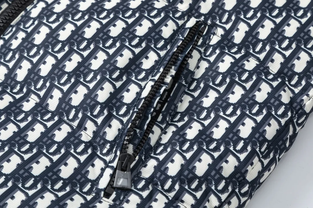 🅿️1040 (with dust bag) Dior/Dior 22FW all-over printed jacquard down jacket The original 17,000 purchased sample garments are patterned, using the new international standard 90 white duck down (testable) with a fill power of 700. Each piece of down is no less than 330 grams, 100% filled, pure down. In order to distinguish the hand-filled down from small workshops, we uniformly choose to use MCGS machine filling, based on the filling quantity of each piece, the fill power of the down, and the down. The inner liner has a 900-density double-layer liner with an anti-feather coating, which maintains the down shape and ensures that the down will not move after dry cleaning. The inner lining is 900-density and comes with an anti-feather coating. The cuffs and collar are made of original Velcro, which is durable. The accessories and hardware are all custom-made from the factory. Quality is determined by details. Double-sided printed fabrics are customized, and it takes 60 days to perfectly restore the overall presbyopia logo alignment. zp, super soft feel, exquisite pattern design arrangement and positioning, soft and anti-static fabric, feel free to compare with the market version size: S-XXL