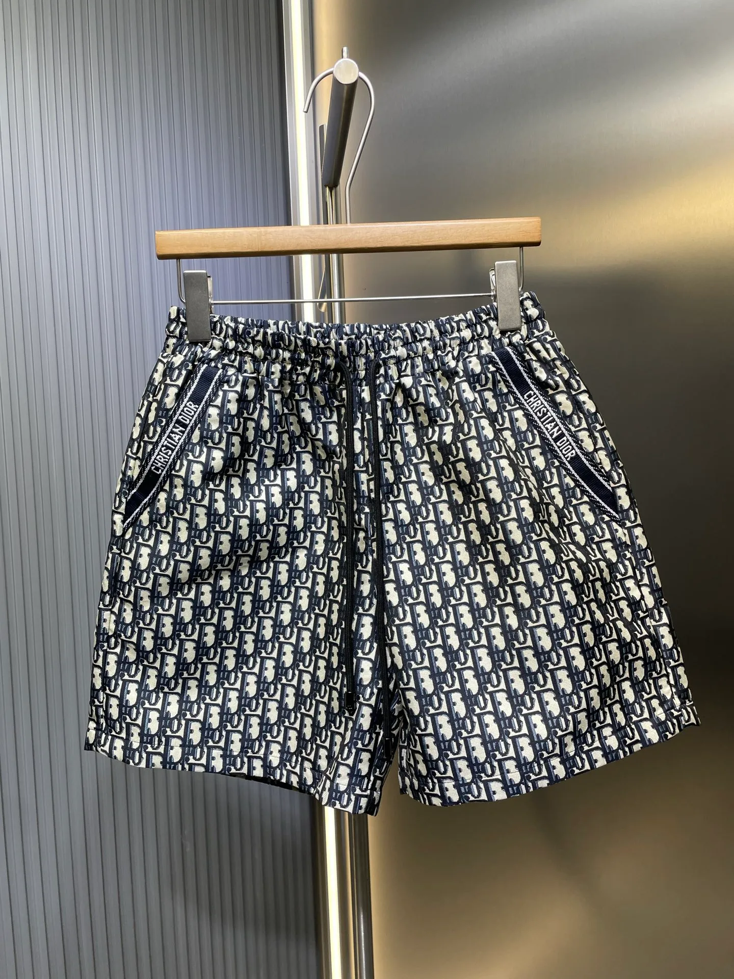 🅿️330 DIOR🌟【Top Replica】The new 2025SS DD early spring blue taffeta jacquard shorts are now on the shelves. These shorts are decorated with blue Oblique print, recalling the classic pattern launched by the brand in 1967. Crafted from blue taffeta technical jacquard fabric, it features a drawstring waist and side pockets for a unique look size: SML