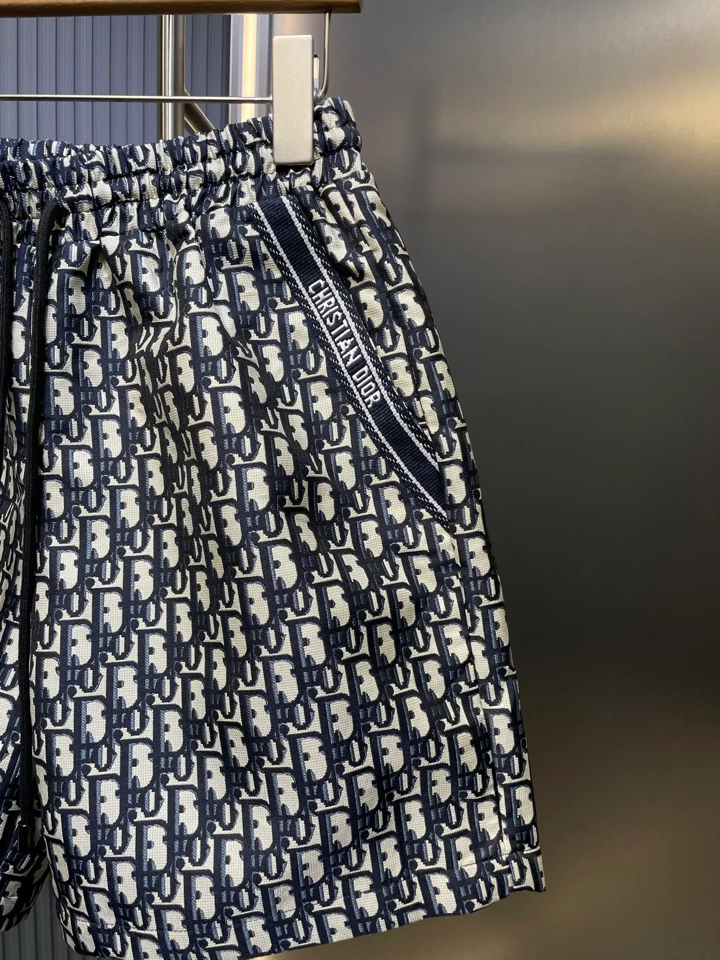 🅿️330 DIOR🌟【Top Replica】The new 2025SS DD early spring blue taffeta jacquard shorts are now on the shelves. These shorts are decorated with blue Oblique print, recalling the classic pattern launched by the brand in 1967. Crafted from blue taffeta technical jacquard fabric, it features a drawstring waist and side pockets for a unique look size: SML