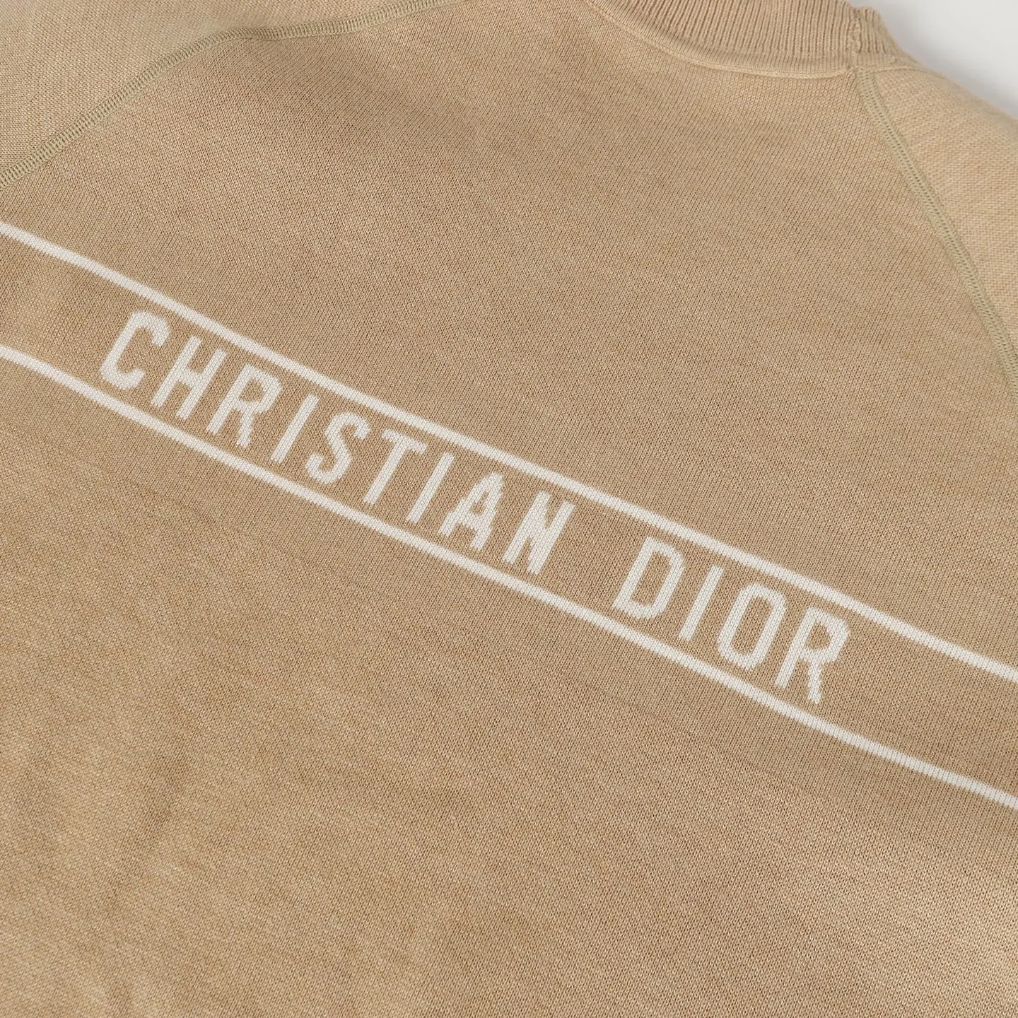 🅿️520 DIOR/Dior 25FW presbyopic reversible cashmere crew neck sweater. The fabric is made of top-quality cashmere yarn. The new autumn and winter Oblique jacquard knitted cashmere sweater adopts a reversible design and is made of high-quality cashmere material. After fine weaving process, it presents a soft and comfortable touch and excellent thermal insulation performance. The iconic Oblique jacquard pattern is perfectly presented through precision knitting technology. It can be worn on both sides, showing different style charms. The round neck design is simple and elegant, suitable for various matching occasions. Exquisite knitting technology ensures that the clothes are not easily deformed and remain crisp and long-lasting. The double-sided design concept reflects DIOR's perfect balance of practicality and fashion. Each sweater undergoes strict quality inspection to ensure that the quality meets the brand's consistently high standards. This knitted item combines warmth and style, making it an exquisite addition to your autumn and winter wardrobe. Size:S/M/L