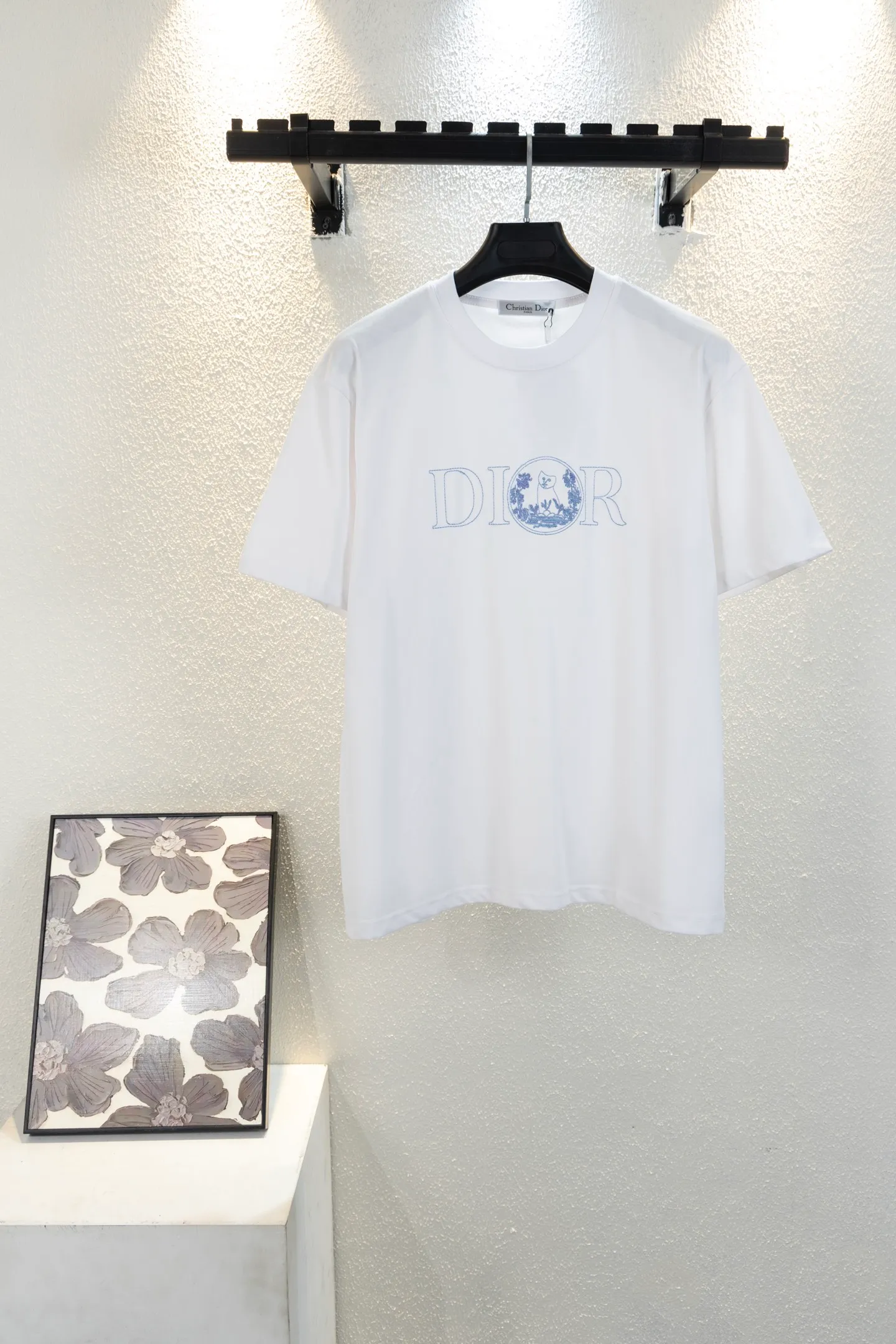🅿️180 model number k734 DIOR short-sleeved T-shirt® is consistent with the official website *Customized 280g cotton fabric, soft, skin-friendly and comfortable *Embroidery craft letter logo on the front *A very simple and elegant one, both in terms of upper body comfort, it is unparalleled, interpreting your luxury and taste, and creating your fashionable style and charm. ⚠️Washing method: It is recommended to dry clean or wrap the reverse side in a laundry bag and machine wash it quickly in cold water and let it dry naturally! ⚠️Same style for men and women 𝐂𝐎𝐋𝐎𝐔𝐑: white blue 𝐒𝐈𝐙𝐄 XS S M L
