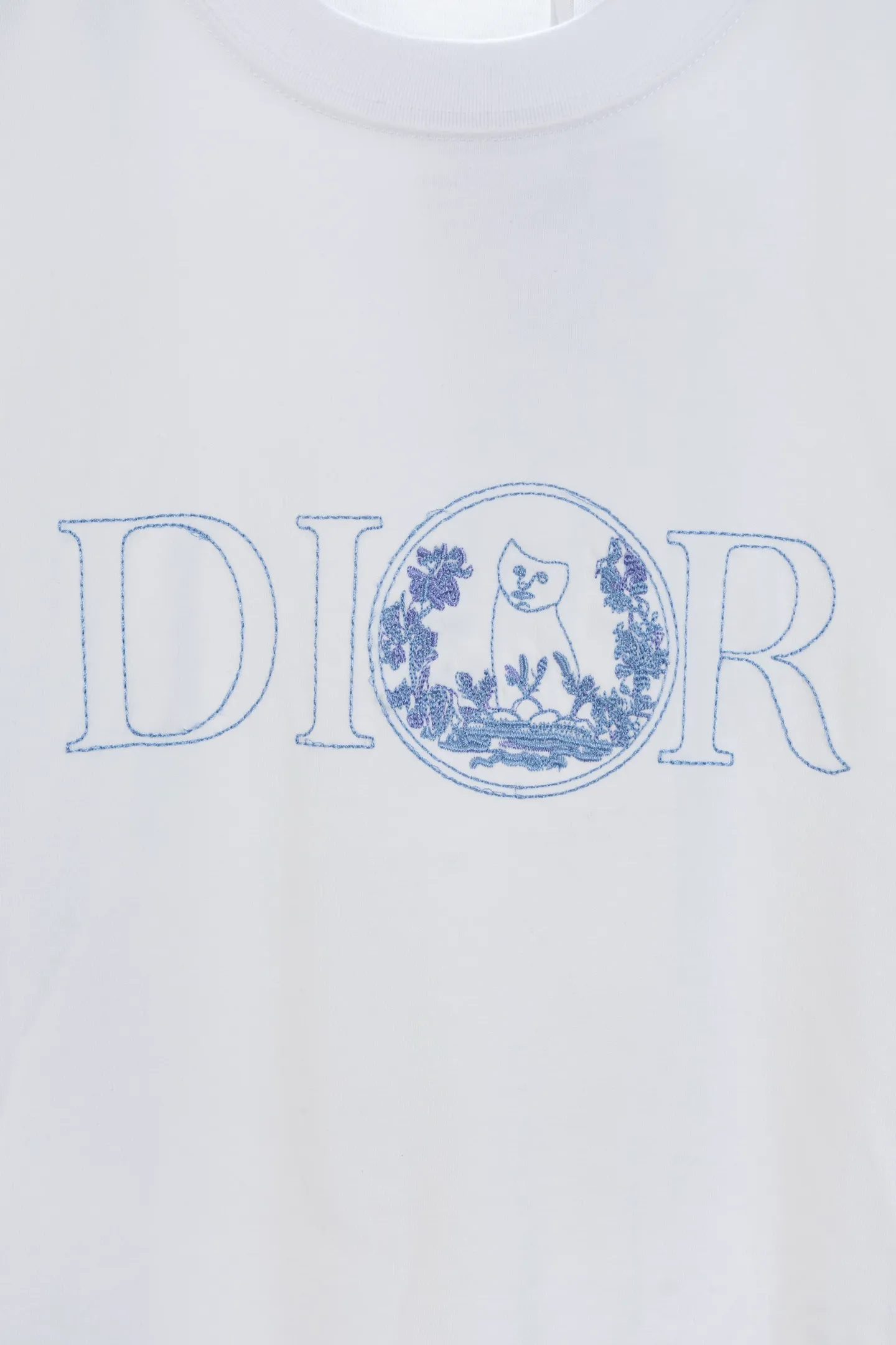 🅿️180 model number k734 DIOR short-sleeved T-shirt® is consistent with the official website *Customized 280g cotton fabric, soft, skin-friendly and comfortable *Embroidery craft letter logo on the front *A very simple and elegant one, both in terms of upper body comfort, it is unparalleled, interpreting your luxury and taste, and creating your fashionable style and charm. ⚠️Washing method: It is recommended to dry clean or wrap the reverse side in a laundry bag and machine wash it quickly in cold water and let it dry naturally! ⚠️Same style for men and women 𝐂𝐎𝐋𝐎𝐔𝐑: white blue 𝐒𝐈𝐙𝐄 XS S M L