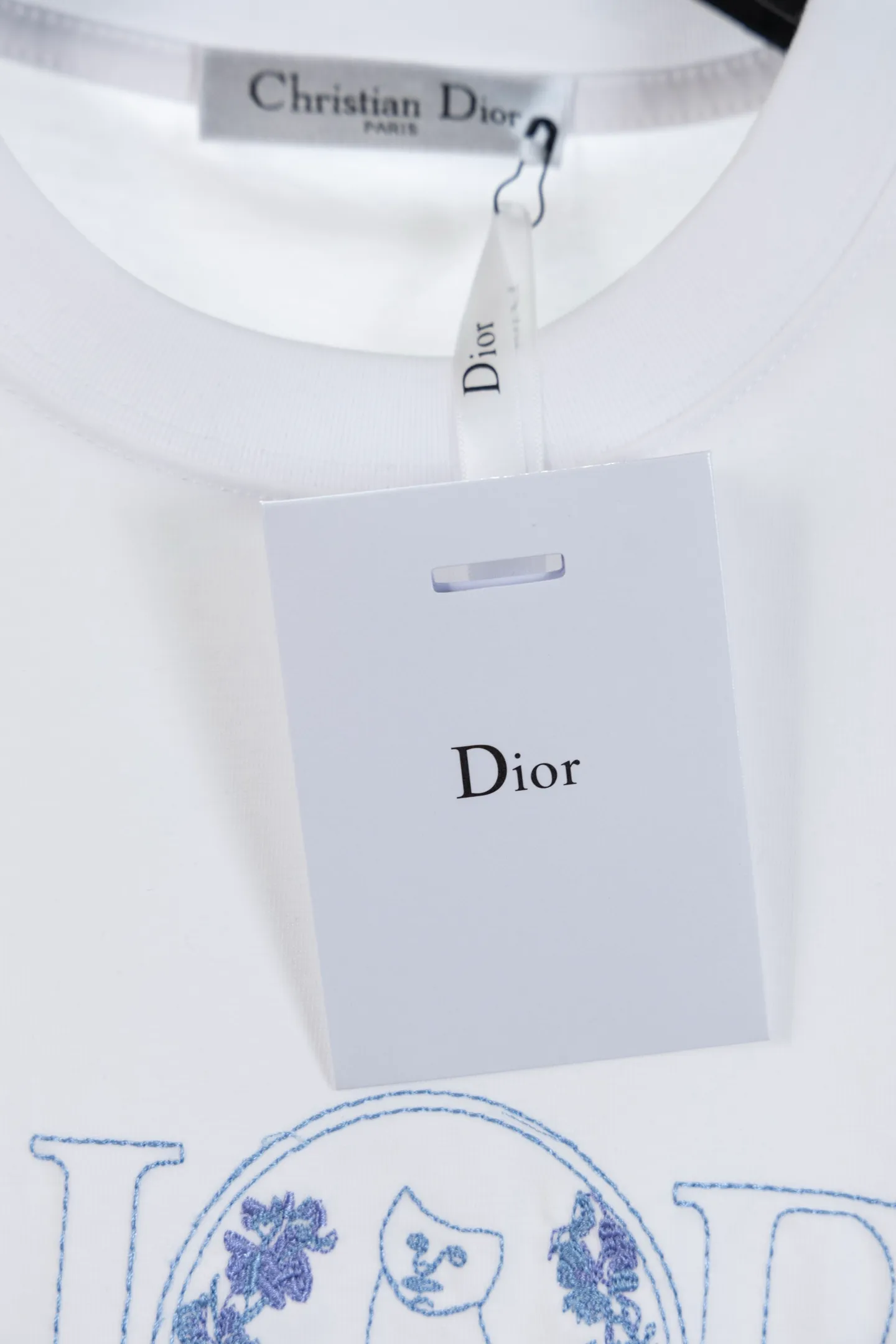 🅿️180 model number k734 DIOR short-sleeved T-shirt® is consistent with the official website *Customized 280g cotton fabric, soft, skin-friendly and comfortable *Embroidery craft letter logo on the front *A very simple and elegant one, both in terms of upper body comfort, it is unparalleled, interpreting your luxury and taste, and creating your fashionable style and charm. ⚠️Washing method: It is recommended to dry clean or wrap the reverse side in a laundry bag and machine wash it quickly in cold water and let it dry naturally! ⚠️Same style for men and women 𝐂𝐎𝐋𝐎𝐔𝐑: white blue 𝐒𝐈𝐙𝐄 XS S M L