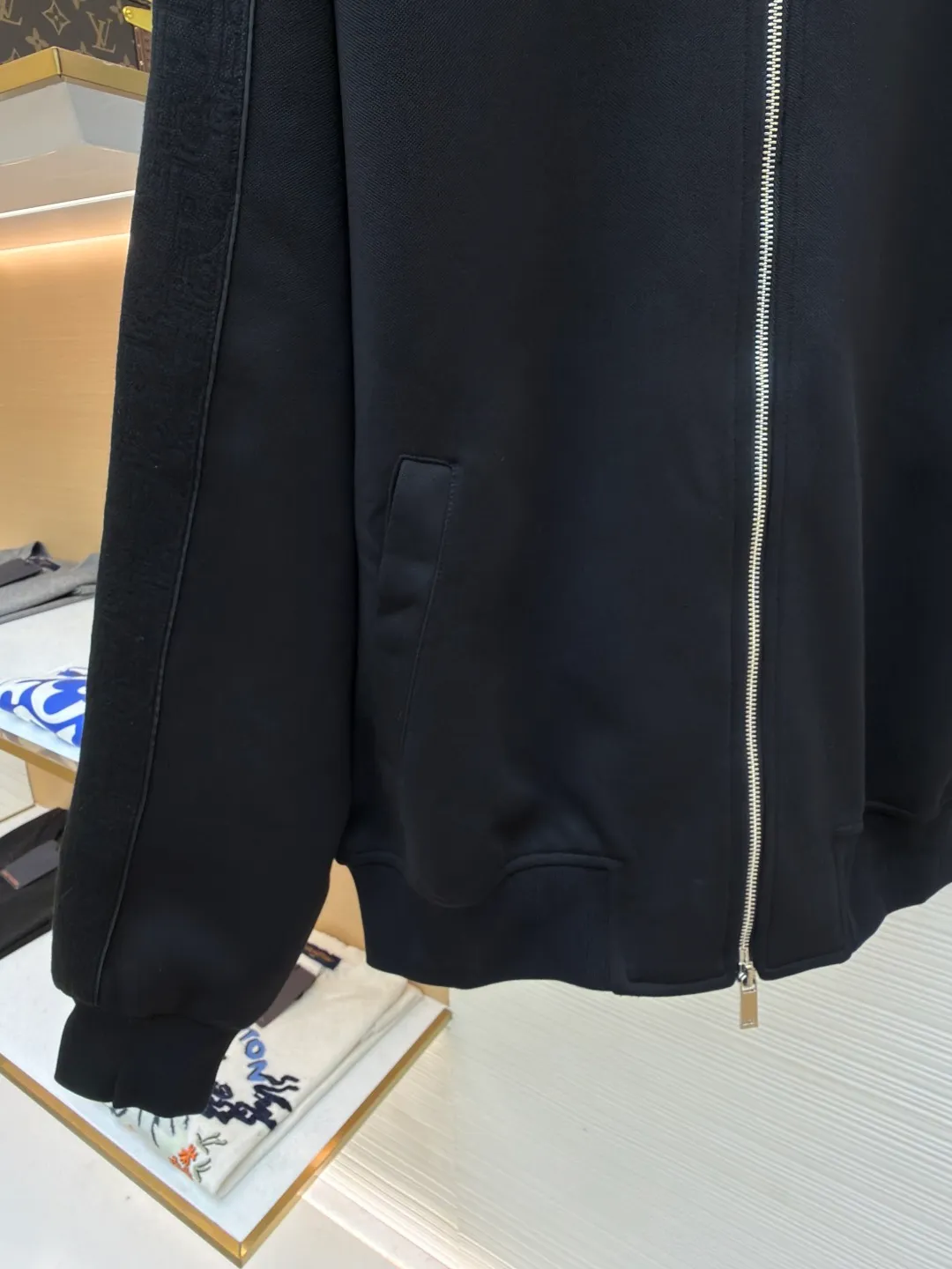 Dior Jersey Oblique Print Stand Collar Long Sleeve Jacket ●Original version: 25000 purchase and development ●Item number: 1682291-B35 ●Material: knitted fabric ●Technology: Printing production ●Color: black ●Version: fitted version ●Weight: about 895 grams ●Size: S-M-L-XL ●Description: This Oblique printed sports jacket cleverly combines sports style with elegance. Crafted from navy cotton-blend jersey, it features Oblique-print panels on the sleeves and welted side pockets. Wear with trousers from the collection. Sleeves decorated with Oblique print panels. Stand collar. Two-way zip fastening with Dior signature zip pull. Ribbed cuffs and hem. Body: 38% cotton, 32% polyester, 30% nylon. Lining: 51% cotton, 49% viscose. The overall wiring is straight and delicate, the fabric is comfortable and soft, and the color is consistent without color difference. It can be matched with the same style to create a fashionable look and control various occasions. Customized accessories, complete with three standards, same style for men and women!