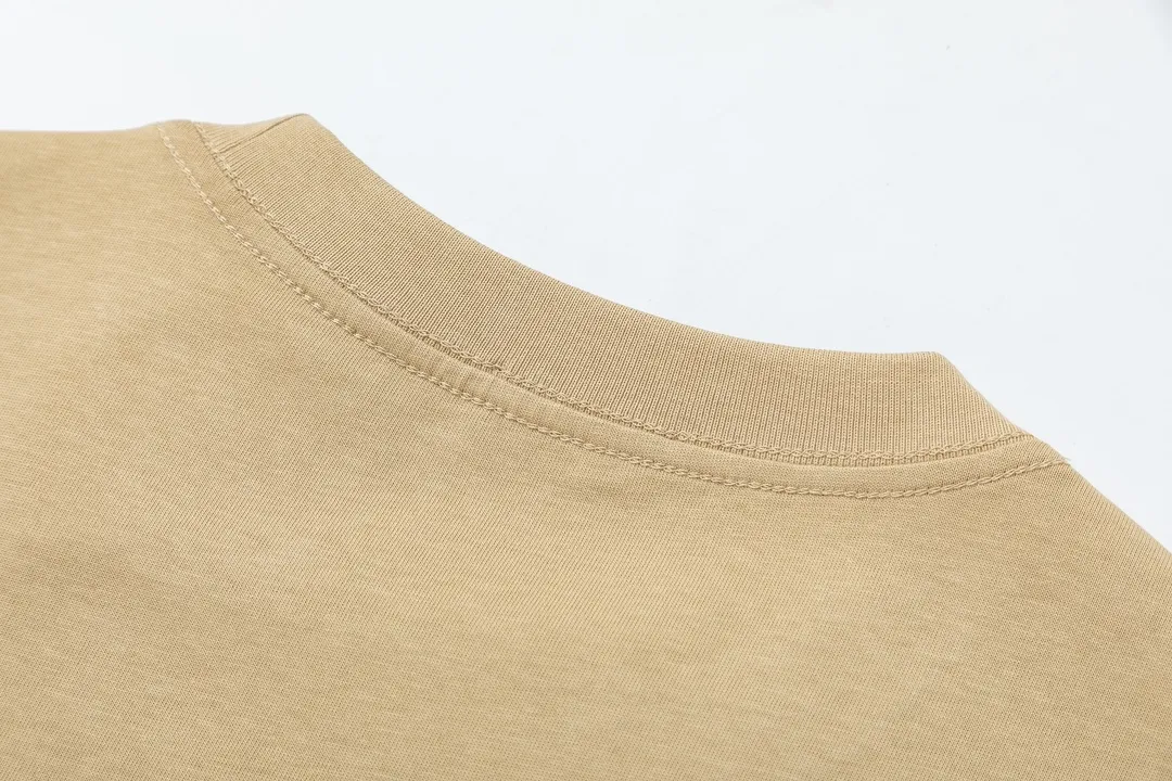 🅿️170 Dior Dior joint KAWS series 2025 new style Snake letter logo Uniform short-sleeved T-shirt for men and women ·Customized 280g 100% double yarn pure cotton fabric ·Dyeing 32 counts double-strand thread ·Kangli digital direct printing process ·Complete collar label, hangtag, main mark and three labels Color: Khaki Size: XS S M L