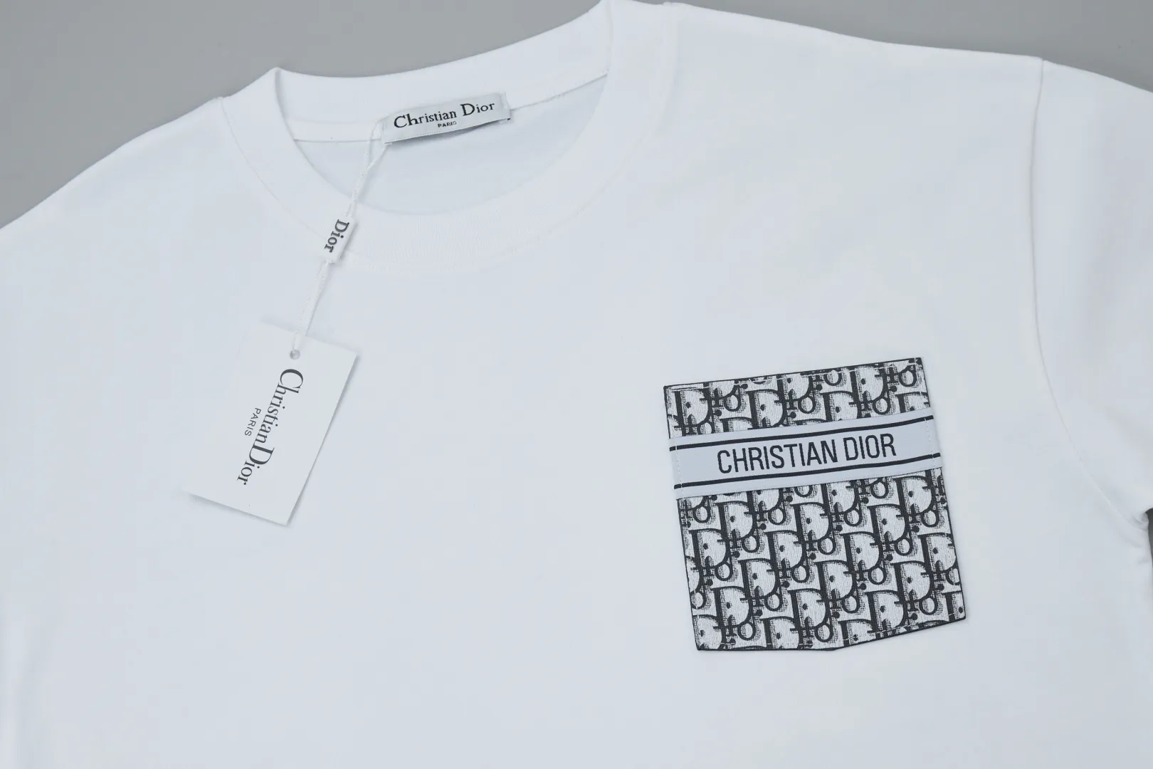 🅿️200 ✨DIO✨🆕25SS spring and summer new style Bee business webbing leather label short sleeves Light luxury essential item for daily commuting for men and women Correct version Welcome to compare Detailed features · 260g 100% pure cotton double yarn jersey fabric · Custom dyed in the same cylinder, special thickened 32 double-strand 1X1 threads · Double needle stitching and cross-stitching technology · Original main mark, washed tag, branded moisture-proof paper packaging Color: White/Black/ Size: S/M/L/XL