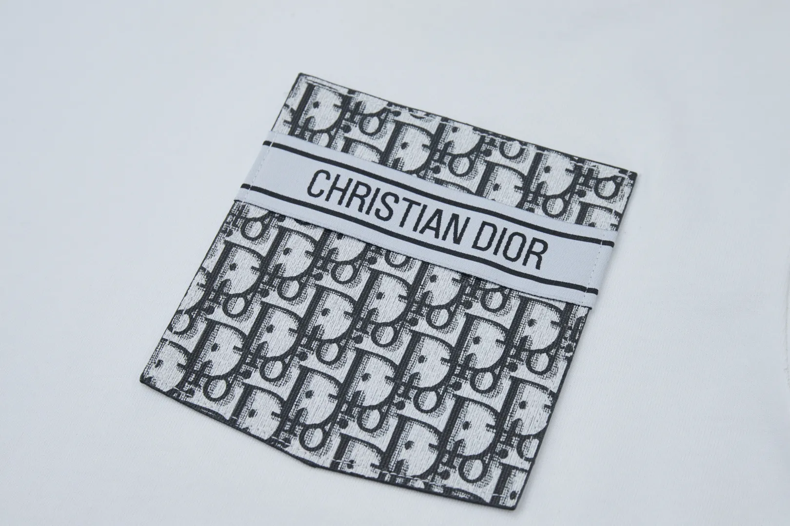 🅿️200 ✨DIO✨🆕25SS spring and summer new style Bee business webbing leather label short sleeves Light luxury essential item for daily commuting for men and women Correct version Welcome to compare Detailed features · 260g 100% pure cotton double yarn jersey fabric · Custom dyed in the same cylinder, special thickened 32 double-strand 1X1 threads · Double needle stitching and cross-stitching technology · Original main mark, washed tag, branded moisture-proof paper packaging Color: White/Black/ Size: S/M/L/XL