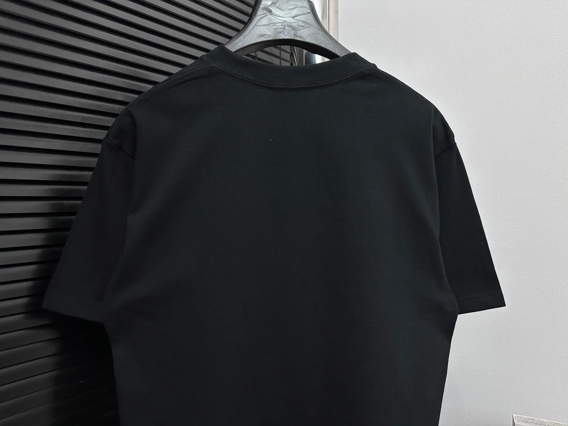 🅿️170 [Dior] Dior 25ss new bear short-sleeved custom 280g vat-dyed fabric feels very comfortable. The latest brick cabinet in spring and summer is fashionable and versatile. It is very suitable for both men and women. A must-have hangtag. Collar label. Washed wheat three labels are complete. Color: black white. Size: S-XL.