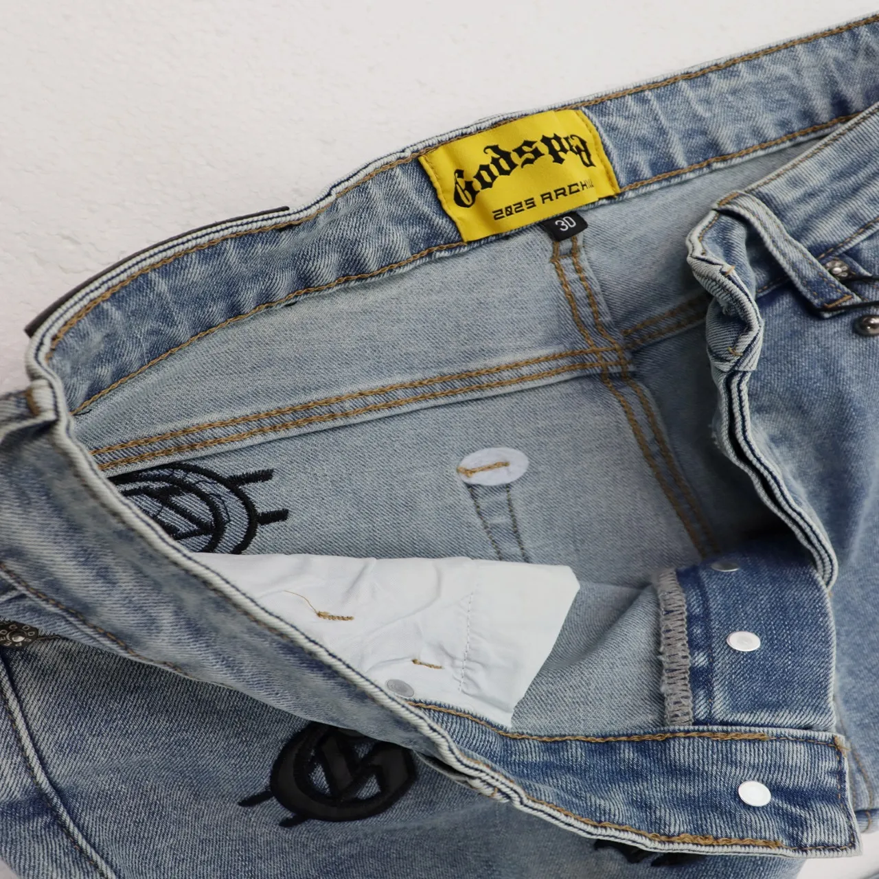 236💰Model No.: 8218 Fabric: Denim Real stock Godspeed embroidered denim trousers, loose trendy brand denim bootcut trousers Color: black denim blue (smoke ash not out) Size 28 (S) 30 (M) 32 (L) 34 (XL) 36 (XXL) 38 (XXXL)