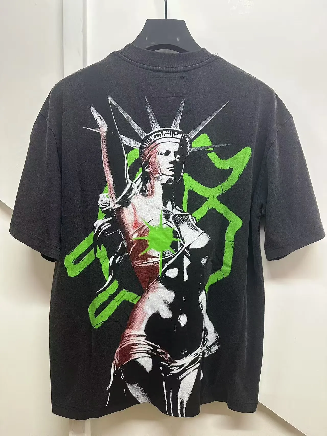6037#washed black｜P116 Godspeed cross-border American rock and roll street washed retro style short-sleeved T (craft printing) fabric (fabric): 32 count combed double yarn 250g weight size (size): S-M-L-XL color (colour): washed black 👉