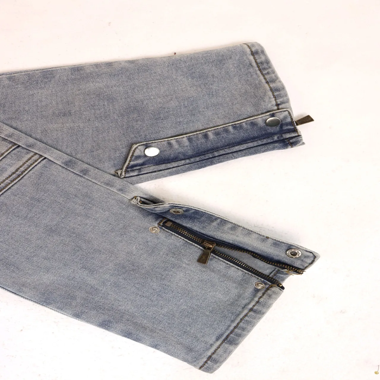 240💰Model No.: 8239 Fabric: Washed stretch denim Real stock Godspeed embroidered denim trousers, trendy brand denim multi-pocket trousers Color: Black Denim Blue Smoke Gray Size 28 (S) 30 (M) 32 (L) 34 (XL) 36 (XXL) 38 (XXXL)