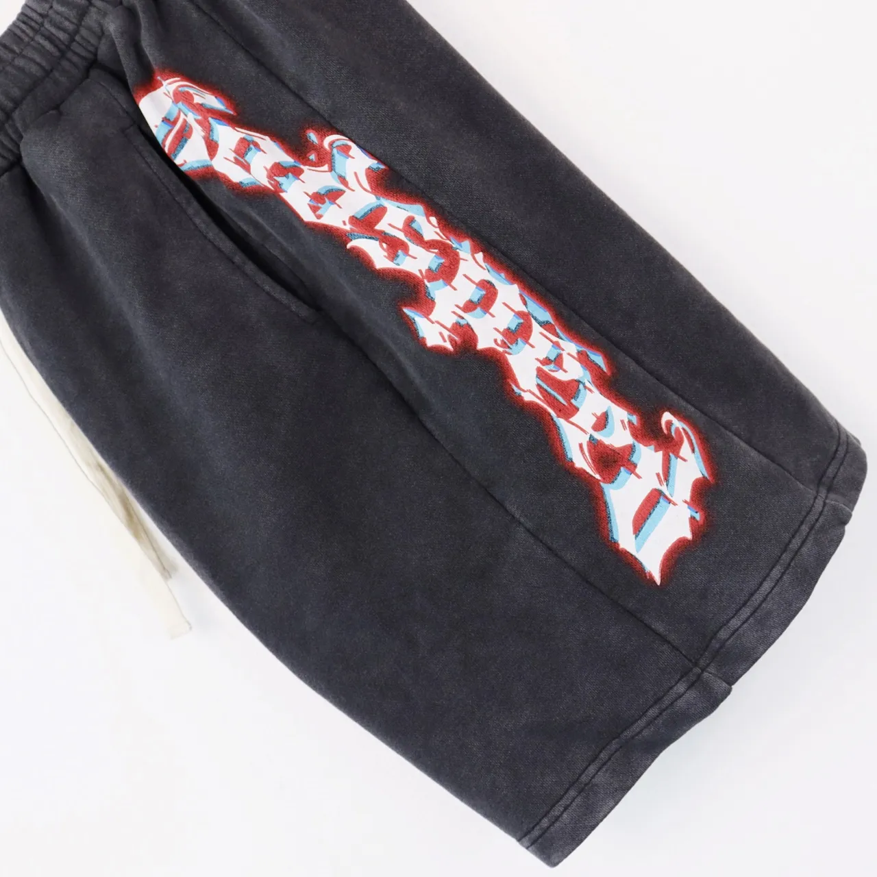 💰150 Style number: BR 8770 Fabric: 380g washed, real shot, beautiful and trendy Godspeed printed high quality double yarn casual fashion brand washed distressed spliced ​​shorts Color; washed black washed blue code number: S M L XL