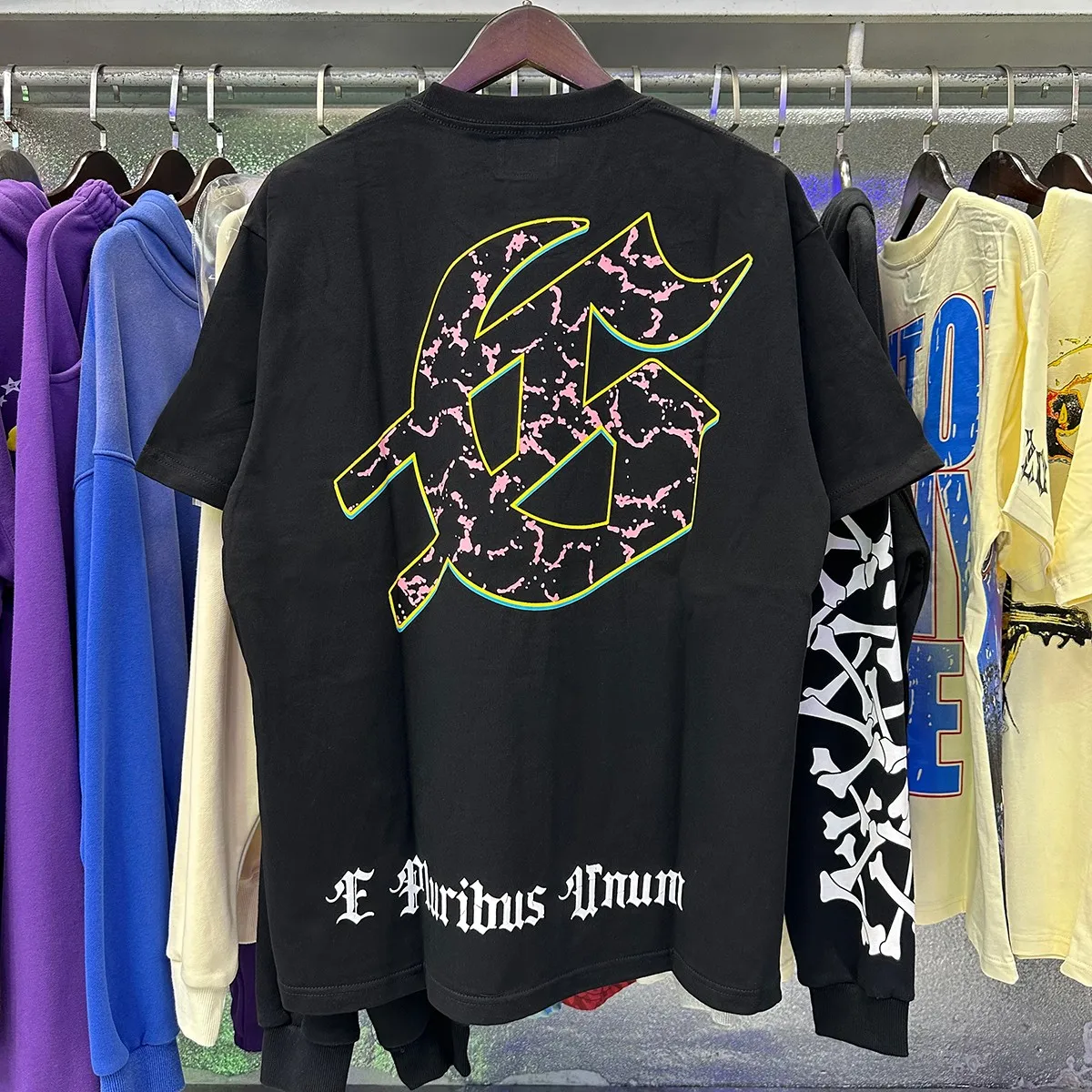 No. 7030, real shot, beautiful Godspeed guitar skull denim print high quality double yarn casual round neck short-sleeved T-shirt batch 110 Color: black, apricot; Size: S M L XL