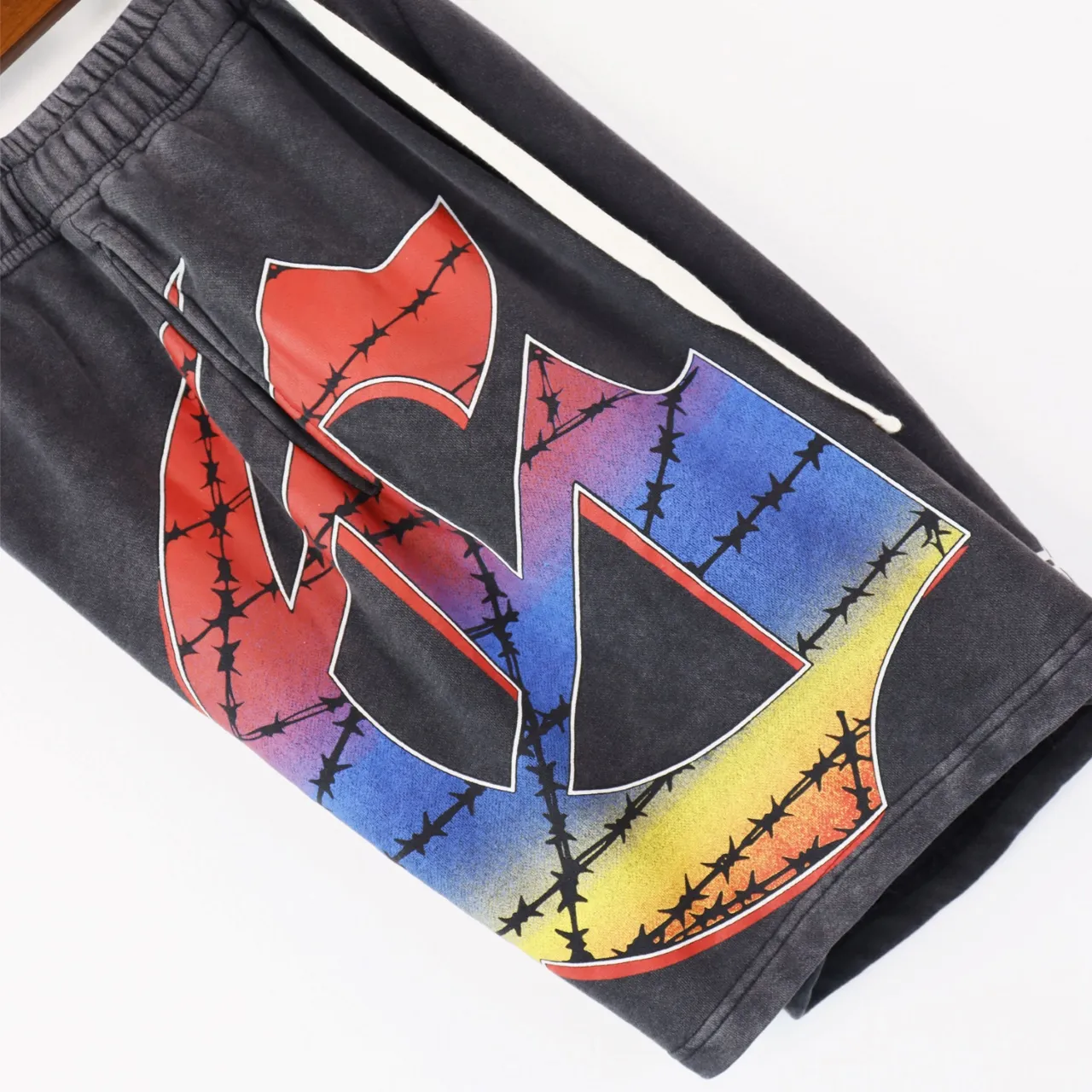 💰150 Style No.: BR 8775 Fabric: 380g washed, real shot, beautiful and fashionable Godspeed printed high-quality double yarn casual fashion brand washed distressed shorts Color; wash black, wash blue, wash pink Size: S M L XL
