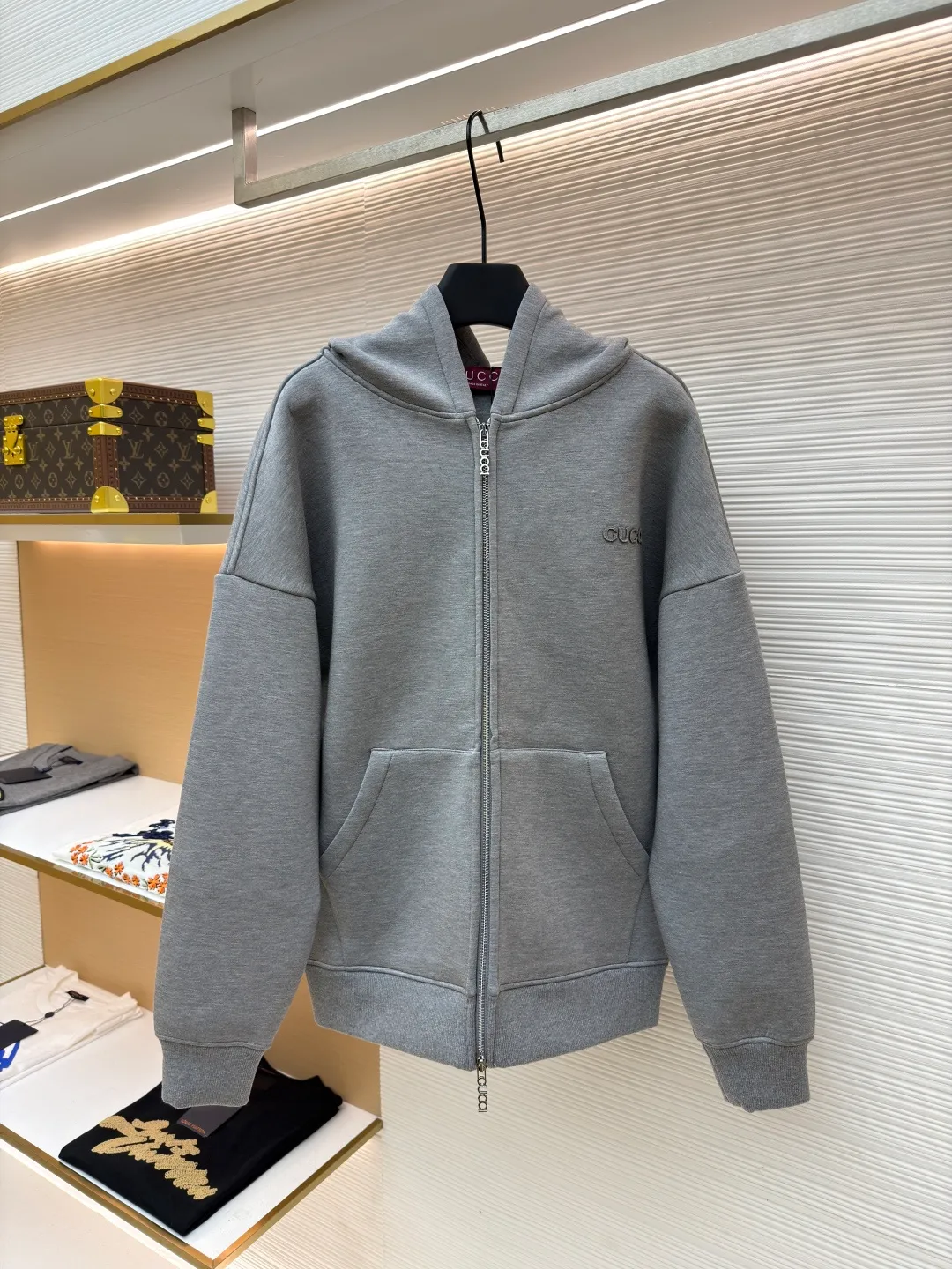 Gucci patch burnt embroidery zipper hoodie ●Original version: purchased and developed for 15600 ●Item number: 1681404-B25 ●Material: cotton fabric ●Technology: patch embroidery production ●Color: gray ●Version: fitted version ●Weight: about 1225 grams ●Size: S-M-L-XL ●Description: Made of 320g double-sided double-layer composite, the fabric is washed and glued together, the fabric is up to 700g, and the weight of the whole dress is close to 2kg. The loose and large version makes the upper body very comfortable, and the classic gray color is also very versatile when paired with a zipper hoodie style. The thread is matched with 2*2 same steel double yarn tension frame thread. The zipper is made of alloy material, and the original electroplating is silver. It has double No. 5 sliders with the Gucci logo. The teeth are made of original track European teeth. The chest patch is made of fabric, and the computer laser burns the [Gucci] logo to the same size as the original. Afterwards, manual positioning is performed for patch embroidery processing, and 3 layers of single-needle embroidery are used for reinforcement. Daily ready-to-wear items are made of high-quality materials and crafted with exquisite craftsmanship. They reinterpret the charming style and add new masterpieces to the 2024 autumn and winter men's series. Hooded sweatshirt in viscose knit embellished with Gucci embroidery. The overall wiring is straight and delicate, the fabric is comfortable and soft, and the color is consistent without color difference. It can be matched with the same style to create a fashionable look and control various occasions. Customized accessories, complete with three standards, same style for men and women!