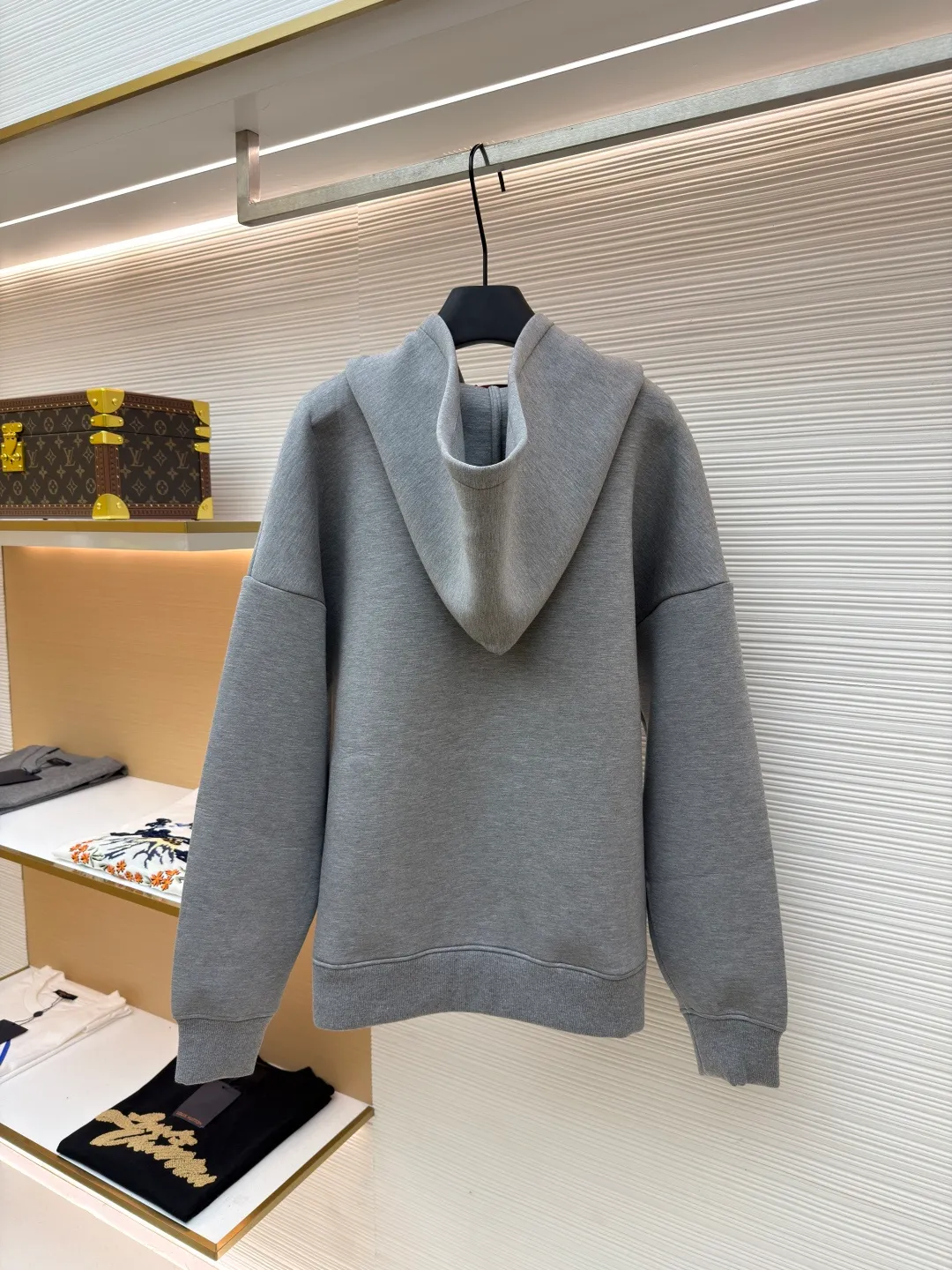 Gucci patch burnt embroidery zipper hoodie ●Original version: purchased and developed for 15600 ●Item number: 1681404-B25 ●Material: cotton fabric ●Technology: patch embroidery production ●Color: gray ●Version: fitted version ●Weight: about 1225 grams ●Size: S-M-L-XL ●Description: Made of 320g double-sided double-layer composite, the fabric is washed and glued together, the fabric is up to 700g, and the weight of the whole dress is close to 2kg. The loose and large version makes the upper body very comfortable, and the classic gray color is also very versatile when paired with a zipper hoodie style. The thread is matched with 2*2 same steel double yarn tension frame thread. The zipper is made of alloy material, and the original electroplating is silver. It has double No. 5 sliders with the Gucci logo. The teeth are made of original track European teeth. The chest patch is made of fabric, and the computer laser burns the [Gucci] logo to the same size as the original. Afterwards, manual positioning is performed for patch embroidery processing, and 3 layers of single-needle embroidery are used for reinforcement. Daily ready-to-wear items are made of high-quality materials and crafted with exquisite craftsmanship. They reinterpret the charming style and add new masterpieces to the 2024 autumn and winter men's series. Hooded sweatshirt in viscose knit embellished with Gucci embroidery. The overall wiring is straight and delicate, the fabric is comfortable and soft, and the color is consistent without color difference. It can be matched with the same style to create a fashionable look and control various occasions. Customized accessories, complete with three standards, same style for men and women!