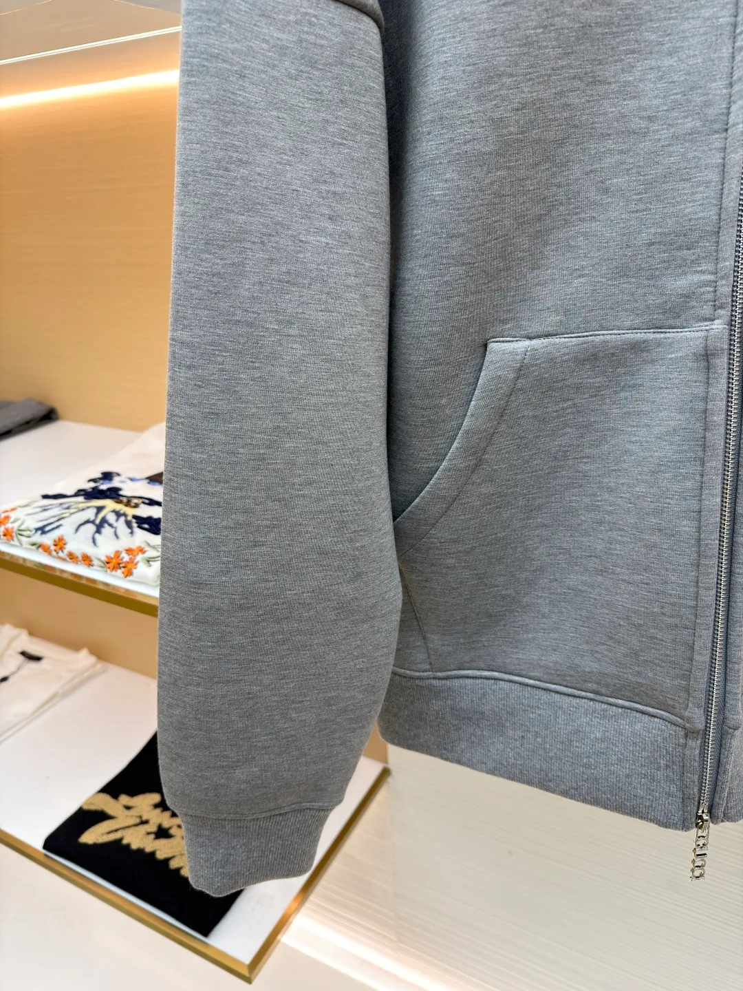 Gucci patch burnt embroidery zipper hoodie ●Original version: purchased and developed for 15600 ●Item number: 1681404-B25 ●Material: cotton fabric ●Technology: patch embroidery production ●Color: gray ●Version: fitted version ●Weight: about 1225 grams ●Size: S-M-L-XL ●Description: Made of 320g double-sided double-layer composite, the fabric is washed and glued together, the fabric is up to 700g, and the weight of the whole dress is close to 2kg. The loose and large version makes the upper body very comfortable, and the classic gray color is also very versatile when paired with a zipper hoodie style. The thread is matched with 2*2 same steel double yarn tension frame thread. The zipper is made of alloy material, and the original electroplating is silver. It has double No. 5 sliders with the Gucci logo. The teeth are made of original track European teeth. The chest patch is made of fabric, and the computer laser burns the [Gucci] logo to the same size as the original. Afterwards, manual positioning is performed for patch embroidery processing, and 3 layers of single-needle embroidery are used for reinforcement. Daily ready-to-wear items are made of high-quality materials and crafted with exquisite craftsmanship. They reinterpret the charming style and add new masterpieces to the 2024 autumn and winter men's series. Hooded sweatshirt in viscose knit embellished with Gucci embroidery. The overall wiring is straight and delicate, the fabric is comfortable and soft, and the color is consistent without color difference. It can be matched with the same style to create a fashionable look and control various occasions. Customized accessories, complete with three standards, same style for men and women!