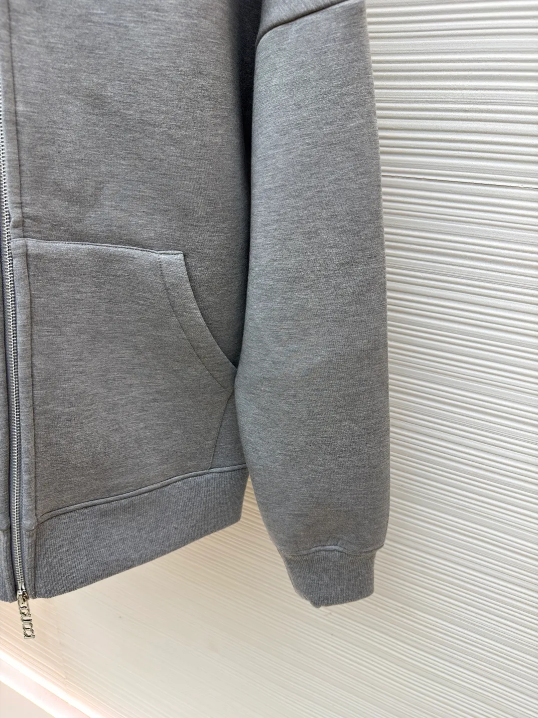 Gucci patch burnt embroidery zipper hoodie ●Original version: purchased and developed for 15600 ●Item number: 1681404-B25 ●Material: cotton fabric ●Technology: patch embroidery production ●Color: gray ●Version: fitted version ●Weight: about 1225 grams ●Size: S-M-L-XL ●Description: Made of 320g double-sided double-layer composite, the fabric is washed and glued together, the fabric is up to 700g, and the weight of the whole dress is close to 2kg. The loose and large version makes the upper body very comfortable, and the classic gray color is also very versatile when paired with a zipper hoodie style. The thread is matched with 2*2 same steel double yarn tension frame thread. The zipper is made of alloy material, and the original electroplating is silver. It has double No. 5 sliders with the Gucci logo. The teeth are made of original track European teeth. The chest patch is made of fabric, and the computer laser burns the [Gucci] logo to the same size as the original. Afterwards, manual positioning is performed for patch embroidery processing, and 3 layers of single-needle embroidery are used for reinforcement. Daily ready-to-wear items are made of high-quality materials and crafted with exquisite craftsmanship. They reinterpret the charming style and add new masterpieces to the 2024 autumn and winter men's series. Hooded sweatshirt in viscose knit embellished with Gucci embroidery. The overall wiring is straight and delicate, the fabric is comfortable and soft, and the color is consistent without color difference. It can be matched with the same style to create a fashionable look and control various occasions. Customized accessories, complete with three standards, same style for men and women!