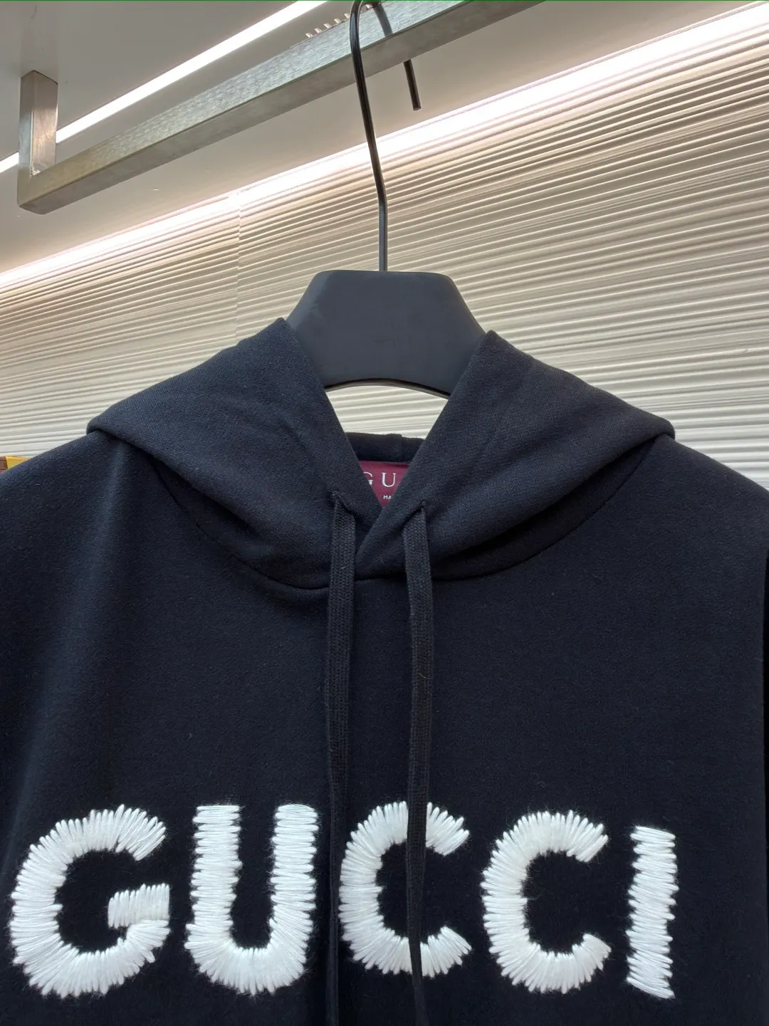 Gucci embroidered knitted cotton sweatshirt ●Original version: Purchased and developed by 4668 ●Item number: 1680874-B05 ●Fabric: combed cotton fabric ●Technology: embroidered knitting ●Version: fitted version ●Weight: about 895 grams ●Size: S-M-L-XL ●Description: New season knitted items continue to interpret brand elements with ingenuity. This regular-fit hooded sweatshirt is crafted from fine velvet knitted cotton and cleverly embroidered with Gucc wool yarn, adding to the charm of the entire design. The overall wiring is straight and delicate, the fabric is comfortable and soft, and the color is consistent without color difference. It can be matched with the same style to create a fashionable look and control various occasions. Customized accessories, complete with three standards, same style for men and women!