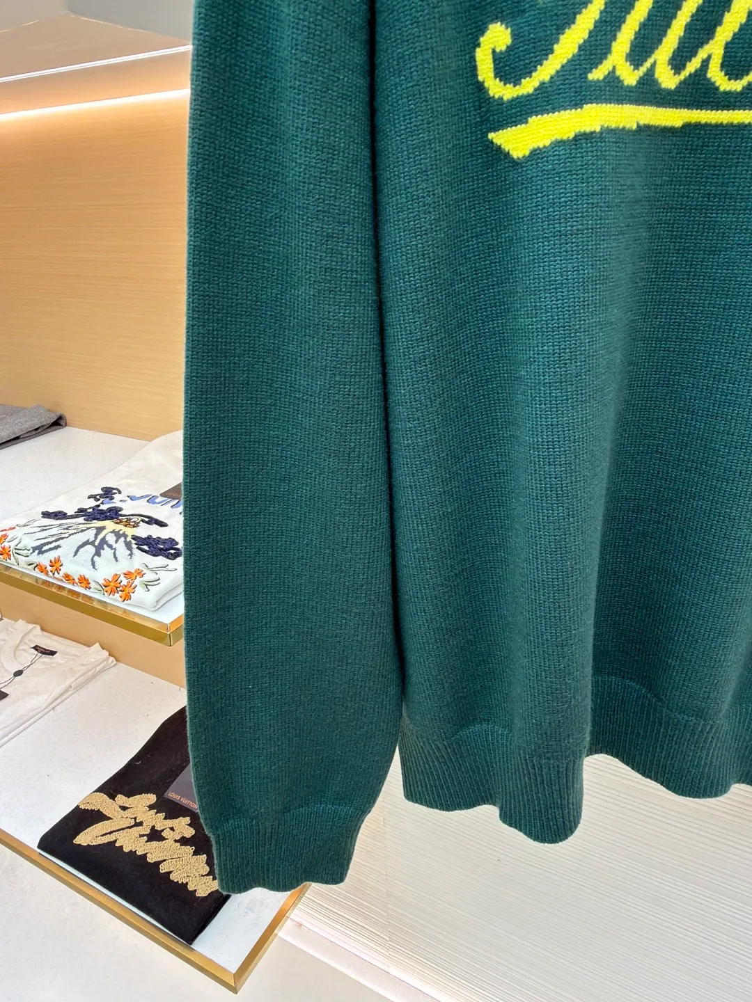Gucci intarsia knitted sweater ●Original version: Purchased and developed for 11900 ●Item number: 1681846-A85 ●Fabric: luxury silk cotton elegant knitted fabric ●Technology: intarsia jacquard weaving ●Color: green ●Version: fitted version ●Weight: about 580g ●Size: S-M-L-XL ●Description: Custom-woven luxurious silk cotton elegant knitted fabric with full texture and comfortable skin fit Using light gray as the canvas, it is noble and elegant. Pure white is used to outline the brand logo. Gucci intarsia is attached to the sweater in the form of art, as if it has been given a soul. The dropped shoulder design can well modify the neck line. Simplicity controls complexity. A restrained presence dominates the overall situation. The simple and versatile style is like a classic movement. Eternal echo craft 1: Intarsia jacquard weaving. Gucci patterns and textures are formed on the fabric by interweaving yarns of different colors. Fine weaving not only ensures the clarity of the pattern. It also greatly enhances the durability of the fabric. Process 2: The disc sewing machine tightens the stitches and closes the edge. The jacquard effect is formed on the fabric through a specific weaving process. The prominent patterns formed on the fabric add visual effects. Neat and orderly. Process 3: Softening and deodorizing process of garment washing water. Use professional washing equipment and specific detergents to deep clean and deodorize the clothes to improve the feel and appearance of the clothes. The overall wiring is straight and delicate, the fabric is comfortable and soft, and the color is consistent without color difference. It can be matched with the same style to create a fashionable look and control various occasions. Customized accessories, complete with three standards, same style for men and women!