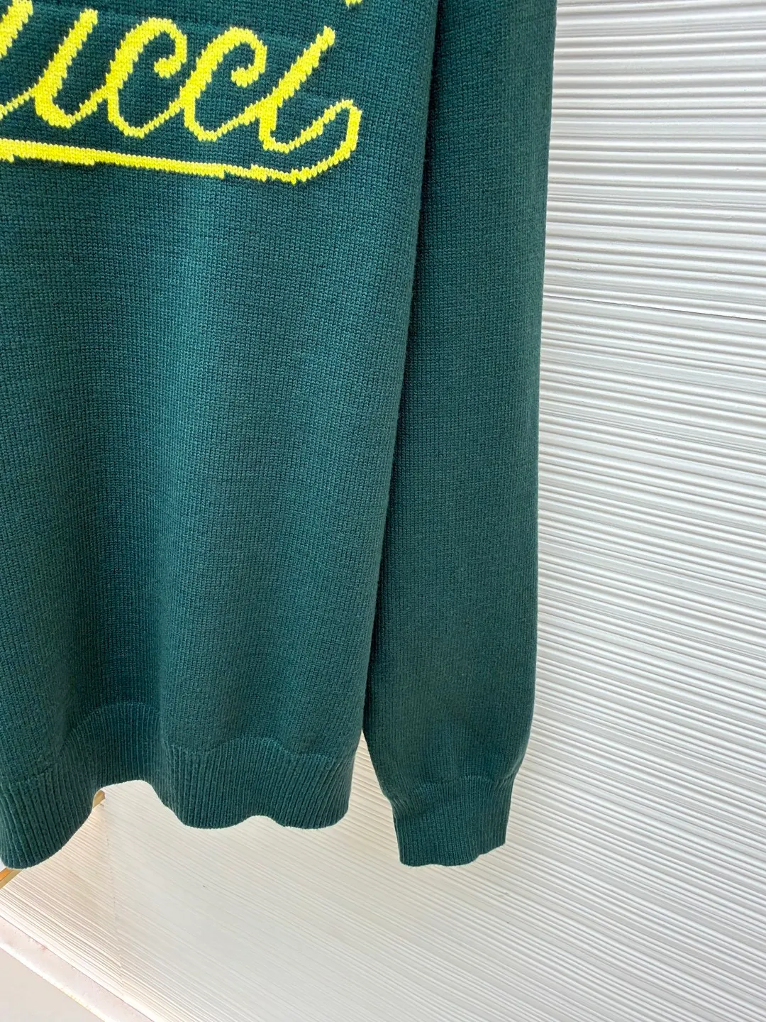 Gucci intarsia knitted sweater ●Original version: Purchased and developed for 11900 ●Item number: 1681846-A85 ●Fabric: luxury silk cotton elegant knitted fabric ●Technology: intarsia jacquard weaving ●Color: green ●Version: fitted version ●Weight: about 580g ●Size: S-M-L-XL ●Description: Custom-woven luxurious silk cotton elegant knitted fabric with full texture and comfortable skin fit Using light gray as the canvas, it is noble and elegant. Pure white is used to outline the brand logo. Gucci intarsia is attached to the sweater in the form of art, as if it has been given a soul. The dropped shoulder design can well modify the neck line. Simplicity controls complexity. A restrained presence dominates the overall situation. The simple and versatile style is like a classic movement. Eternal echo craft 1: Intarsia jacquard weaving. Gucci patterns and textures are formed on the fabric by interweaving yarns of different colors. Fine weaving not only ensures the clarity of the pattern. It also greatly enhances the durability of the fabric. Process 2: The disc sewing machine tightens the stitches and closes the edge. The jacquard effect is formed on the fabric through a specific weaving process. The prominent patterns formed on the fabric add visual effects. Neat and orderly. Process 3: Softening and deodorizing process of garment washing water. Use professional washing equipment and specific detergents to deep clean and deodorize the clothes to improve the feel and appearance of the clothes. The overall wiring is straight and delicate, the fabric is comfortable and soft, and the color is consistent without color difference. It can be matched with the same style to create a fashionable look and control various occasions. Customized accessories, complete with three standards, same style for men and women!