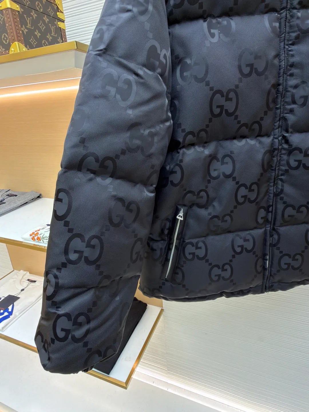 Gucci Double G all-over jacquard down jacket ●Original version: purchased and developed by 13129 ●Item number: 1681478-D15 ●Fabric: white duck down fabric ●Technology: mechanical down filling ●Color: black ●Version: fitted version ●Weight: about 1330 grams ●Size: 42-44-46-48-50 ●Description: This down jacket uses double G all-over jacquard printing technology. The brand's iconic double G pattern is all over the body. The jacquard texture is clear and rich in texture, highlighting the brand recognition. It uses high-loft down filling technology to provide excellent warmth and full shape. The precision sewing process of the hooded design improves the practicality and overall styling of the outfit; the zipper and pocket hardware are made of fine die-casting technology, which is smooth, durable and of high quality. The fabric has been treated with water-repellent treatment to enhance outdoor practicality; the entire fabric adopts three-dimensional quilting technology, with neat line routing, which can effectively fix the down and prevent it from running away. From the presentation of the jacquard brand logo to the warmth of the down filling, every craftsmanship reflects the brand's pursuit of luxurious design and exquisite craftsmanship. It is an autumn and winter item that has both brand recognition and practical wearability. The overall wiring is straight and delicate, the fabric is comfortable and soft, and the color is consistent without color difference. It can be matched with the same style to create a fashionable look and control various occasions. Customized accessories, complete with three standards, same style for men and women!