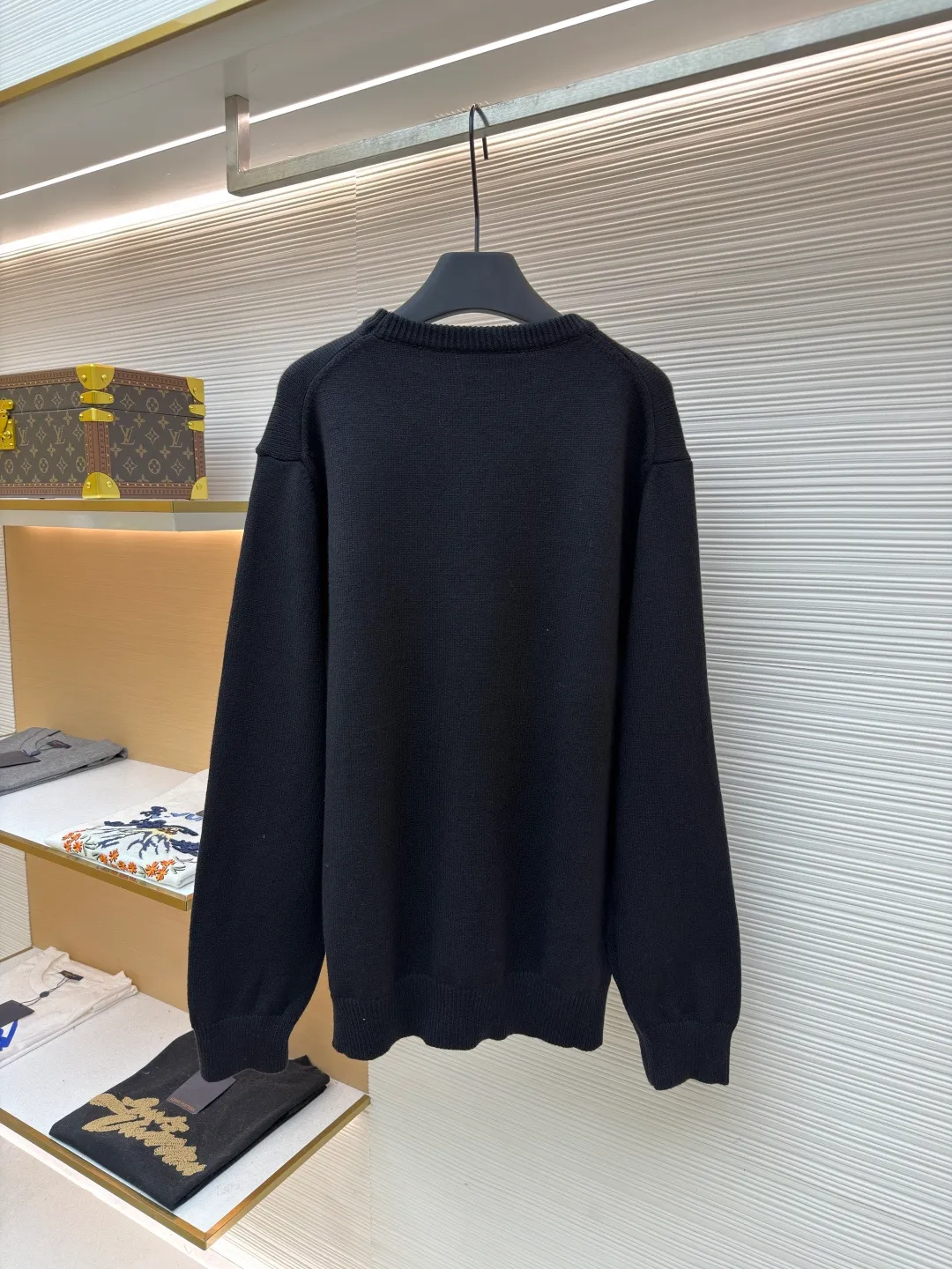 Gucci intarsia knitted sweater ●Original version: Purchased and developed by 5093 ●Item number: 1681847-A85 ●Material: Luxury silk cotton elegant knitted fabric ●Technology: Intarsia jacquard weaving ●Color: black ●Version: Fitted version ●Weight: about 610 grams ●Size: S-M-L-XL ●Description: Custom-woven luxurious silk cotton elegant knitted material Full of texture Comfortable to the skin Use light gray as the canvas Noble and elegant, the brand logo is outlined in pure white. The Gucci intarsia is attached to the sweater in the form of art, as if it has been given a soul. The dropped shoulder design can well modify the neck line, control the complexity with simplicity, and dominate the overall situation with a restrained presence. The simple and versatile style is like a classic movement. Eternal echo craft 1: Intarsia jacquard weaving method. Gucci patterns and textures are formed on the fabric by interweaving yarns of different colors. Fine weaving not only ensures the clarity of the pattern, but also greatly enhances the durability of the fabric. Craft 2: The sewing machine performs narrowing stitches, edge closing, and jacquard effect. The prominent pattern formed on the fabric through a specific weaving process adds visual effects. Neat and orderly process 3: Garment washing water softening and deodorizing process. Professional washing equipment and specific detergents are used to deep clean and deodorize the clothes to improve the feel and appearance of the clothes. The overall wiring is straight and delicate, the fabric is comfortable and soft, and the color is consistent without color difference. It can be matched with the same style to create a fashionable look and control various occasions. Customized accessories, complete with three standards, same style for men and women!