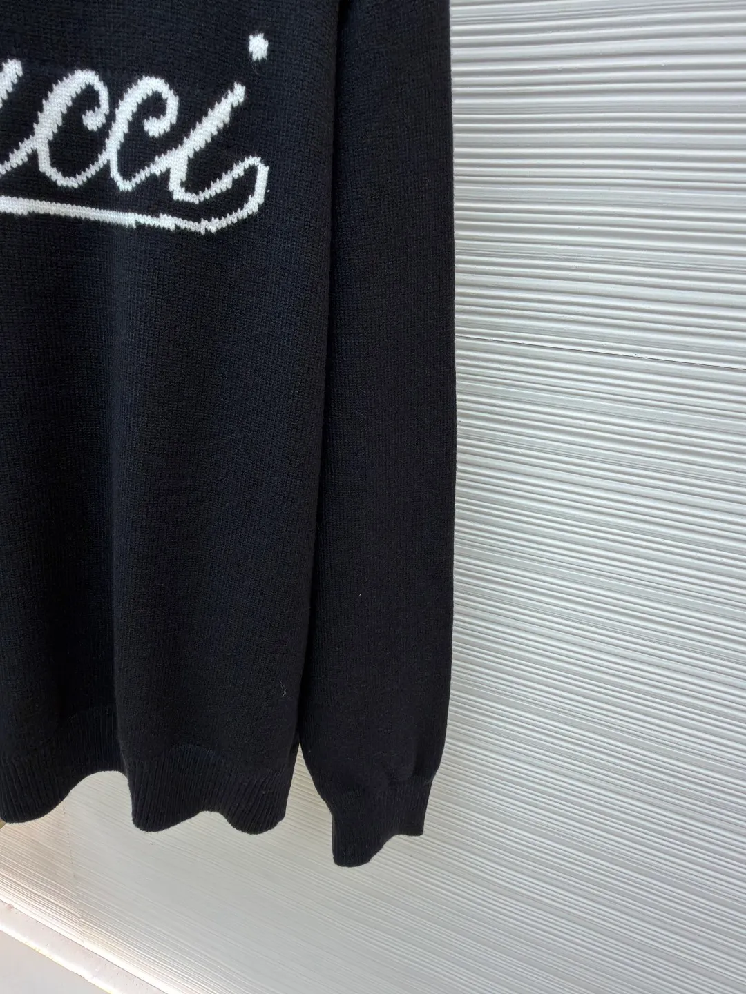 Gucci intarsia knitted sweater ●Original version: Purchased and developed by 5093 ●Item number: 1681847-A85 ●Material: Luxury silk cotton elegant knitted fabric ●Technology: Intarsia jacquard weaving ●Color: black ●Version: Fitted version ●Weight: about 610 grams ●Size: S-M-L-XL ●Description: Custom-woven luxurious silk cotton elegant knitted material Full of texture Comfortable to the skin Use light gray as the canvas Noble and elegant, the brand logo is outlined in pure white. The Gucci intarsia is attached to the sweater in the form of art, as if it has been given a soul. The dropped shoulder design can well modify the neck line, control the complexity with simplicity, and dominate the overall situation with a restrained presence. The simple and versatile style is like a classic movement. Eternal echo craft 1: Intarsia jacquard weaving method. Gucci patterns and textures are formed on the fabric by interweaving yarns of different colors. Fine weaving not only ensures the clarity of the pattern, but also greatly enhances the durability of the fabric. Craft 2: The sewing machine performs narrowing stitches, edge closing, and jacquard effect. The prominent pattern formed on the fabric through a specific weaving process adds visual effects. Neat and orderly process 3: Garment washing water softening and deodorizing process. Professional washing equipment and specific detergents are used to deep clean and deodorize the clothes to improve the feel and appearance of the clothes. The overall wiring is straight and delicate, the fabric is comfortable and soft, and the color is consistent without color difference. It can be matched with the same style to create a fashionable look and control various occasions. Customized accessories, complete with three standards, same style for men and women!