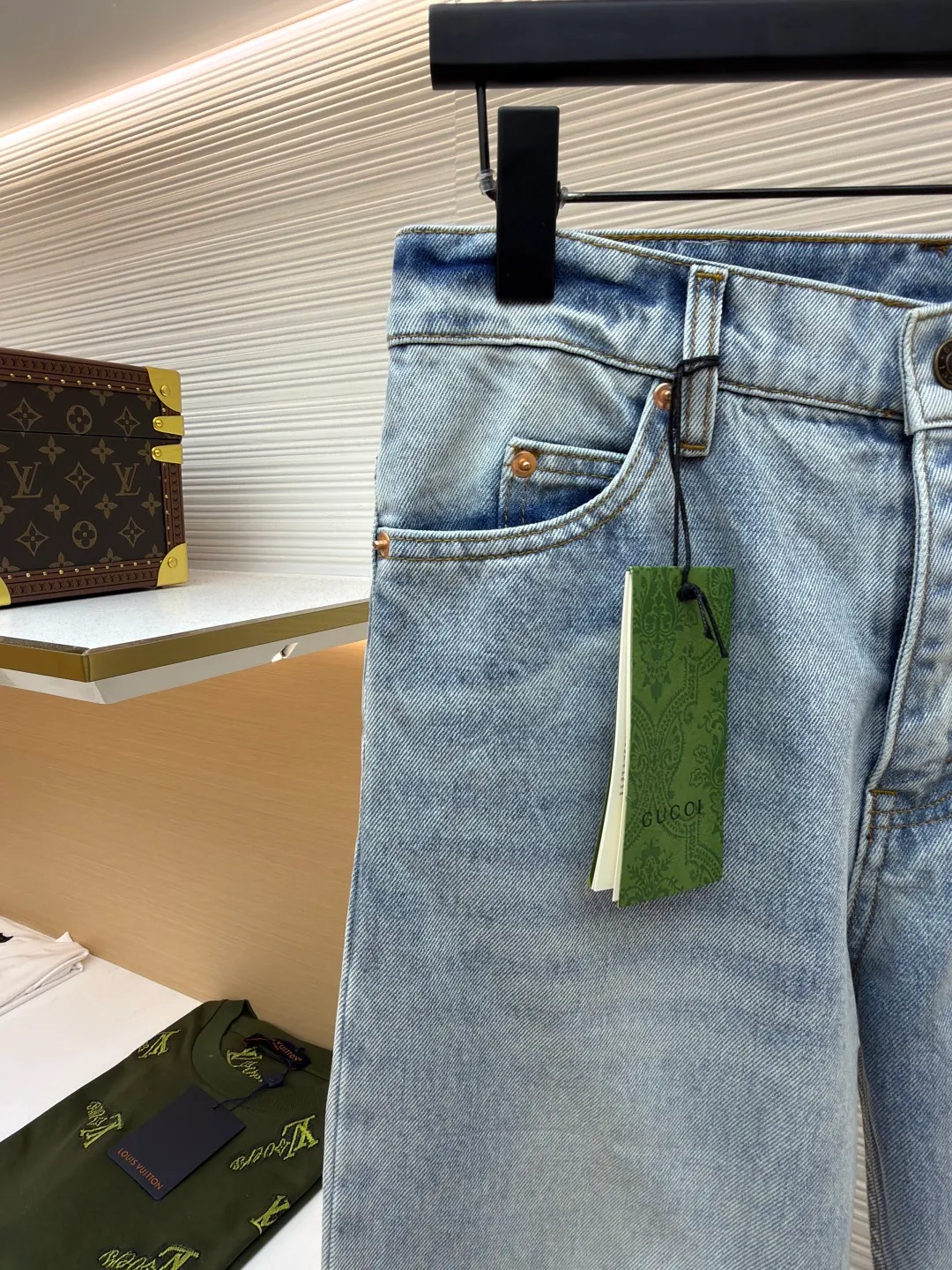 GUCCI presbyopic logo jacquard denim trousers ●Original version: Purchased and developed by 6639 ●Item number: 1680987-B15 ●Fabric: twill cotton denim fabric ●Technology: Made with heavy graphite washing process ●Version: Fitted version ●Size: 30-31-32-33-34-36 ●Weight: about 740 grams ●Description: Customized fabrics are softer and more comfortable than ordinary denim fabrics! Ultra-heavy industrial washing process and dual-process washing process make the entire pair of pants feel comfortable, and the level of fineness and breathability are top-notch. Customer-supplied hardware accessories, trouser hems with printed design, and customer-supplied hardware accessories are full of historical heritage and highlight the brand style. Clear and rich in texture! The overall wiring is straight and delicate, the fabric is comfortable and soft, and the color is consistent without color difference. It can be matched with the same style to create a fashionable look and control various occasions. Customized accessories, complete with three standards, same style for men and women!