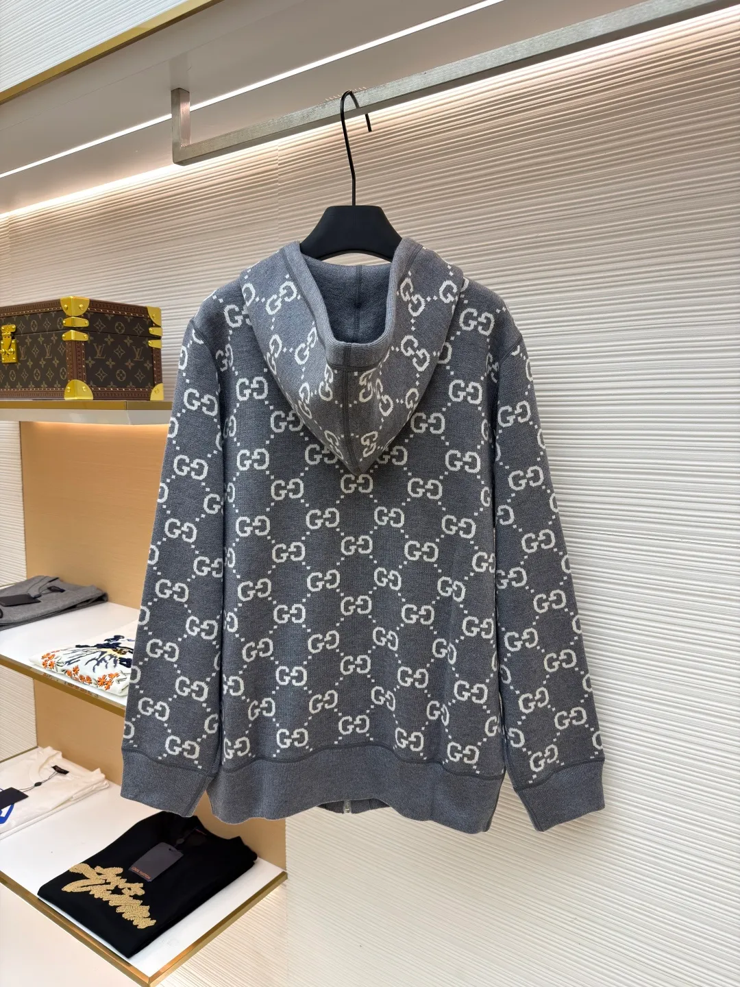 Gucci double-sided GG wool hooded jacket ●Item number: 1681126-B70 ●Fabric: wool blended fabric ●Technology: knitting ●Version: fitted version ●Weight: about 990 grams ●Size: S-M-L-XL ●Description: The whole dress was purchased for 23,700 Zp and dismantled and made. Custom-woven merino wool yarn with 100% wool content. The full-width GG embroidered LOGO hanging wool technology is integrated with the gray yarn. There is no uneven yarn. Customized granny gray yarn, truly 1:1 copy. Close your eyes and enter. The overall wiring is straight and delicate, the fabric is comfortable and soft, and the color is consistent without color difference. It can be matched with the same style to create a fashionable look and control various occasions. Customized accessories, complete with three standards, same style for men and women!