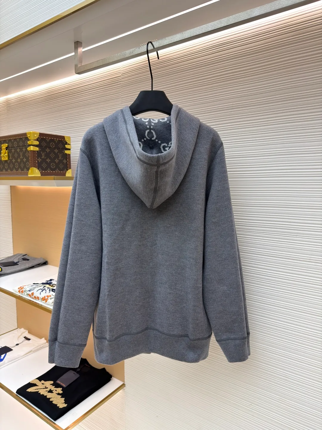 Gucci double-sided GG wool hooded jacket ●Item number: 1681126-B70 ●Fabric: wool blended fabric ●Technology: knitting ●Version: fitted version ●Weight: about 990 grams ●Size: S-M-L-XL ●Description: The whole dress was purchased for 23,700 Zp and dismantled and made. Custom-woven merino wool yarn with 100% wool content. The full-width GG embroidered LOGO hanging wool technology is integrated with the gray yarn. There is no uneven yarn. Customized granny gray yarn, truly 1:1 copy. Close your eyes and enter. The overall wiring is straight and delicate, the fabric is comfortable and soft, and the color is consistent without color difference. It can be matched with the same style to create a fashionable look and control various occasions. Customized accessories, complete with three standards, same style for men and women!