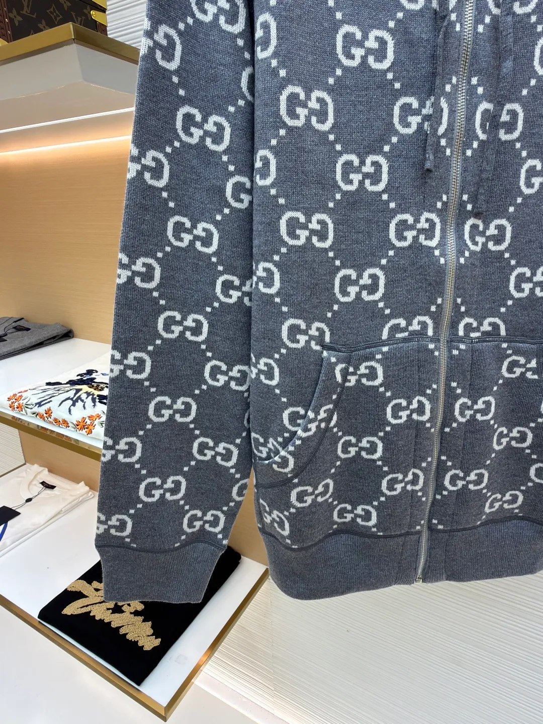 Gucci double-sided GG wool hooded jacket ●Item number: 1681126-B70 ●Fabric: wool blended fabric ●Technology: knitting ●Version: fitted version ●Weight: about 990 grams ●Size: S-M-L-XL ●Description: The whole dress was purchased for 23,700 Zp and dismantled and made. Custom-woven merino wool yarn with 100% wool content. The full-width GG embroidered LOGO hanging wool technology is integrated with the gray yarn. There is no uneven yarn. Customized granny gray yarn, truly 1:1 copy. Close your eyes and enter. The overall wiring is straight and delicate, the fabric is comfortable and soft, and the color is consistent without color difference. It can be matched with the same style to create a fashionable look and control various occasions. Customized accessories, complete with three standards, same style for men and women!