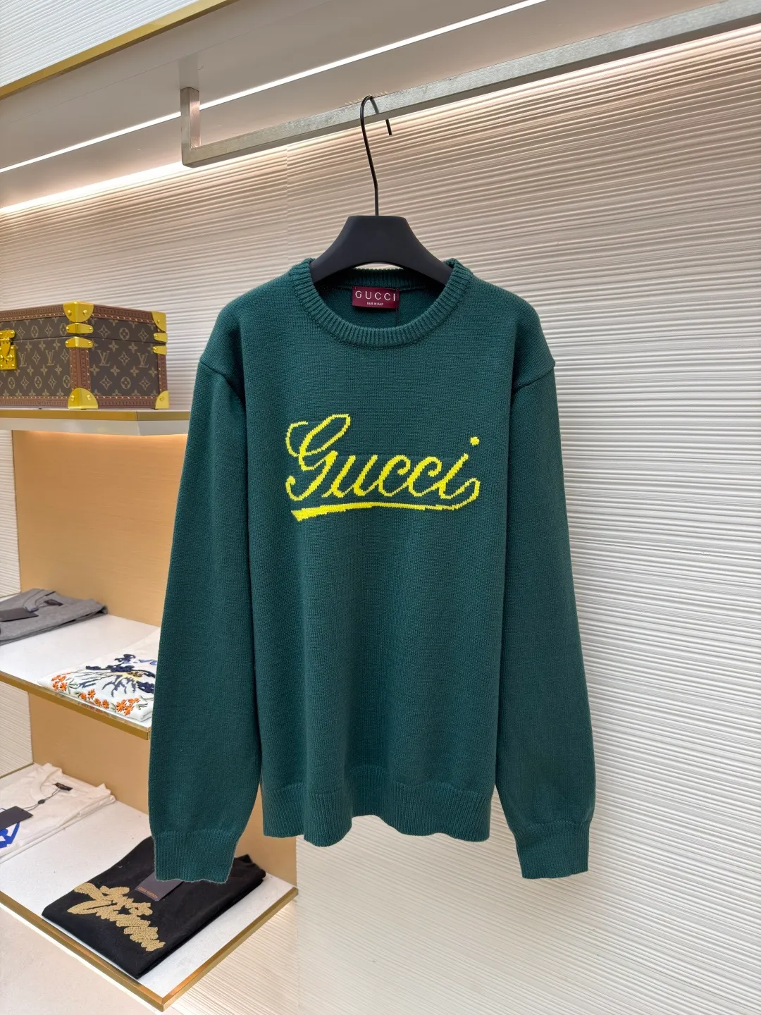 Gucci intarsia knitted sweater ●Original version: Purchased and developed for 11900 ●Item number: 1681846-A85 ●Fabric: luxury silk cotton elegant knitted fabric ●Technology: intarsia jacquard weaving ●Color: green ●Version: fitted version ●Weight: about 580g ●Size: S-M-L-XL ●Description: Custom-woven luxurious silk cotton elegant knitted fabric with full texture and comfortable skin fit Using light gray as the canvas, it is noble and elegant. Pure white is used to outline the brand logo. Gucci intarsia is attached to the sweater in the form of art, as if it has been given a soul. The dropped shoulder design can well modify the neck line. Simplicity controls complexity. A restrained presence dominates the overall situation. The simple and versatile style is like a classic movement. Eternal echo craft 1: Intarsia jacquard weaving. Gucci patterns and textures are formed on the fabric by interweaving yarns of different colors. Fine weaving not only ensures the clarity of the pattern. It also greatly enhances the durability of the fabric. Process 2: The disc sewing machine tightens the stitches and closes the edge. The jacquard effect is formed on the fabric through a specific weaving process. The prominent patterns formed on the fabric add visual effects. Neat and orderly. Process 3: Softening and deodorizing process of garment washing water. Use professional washing equipment and specific detergents to deep clean and deodorize the clothes to improve the feel and appearance of the clothes. The overall wiring is straight and delicate, the fabric is comfortable and soft, and the color is consistent without color difference. It can be matched with the same style to create a fashionable look and control various occasions. Customized accessories, complete with three standards, same style for men and women!