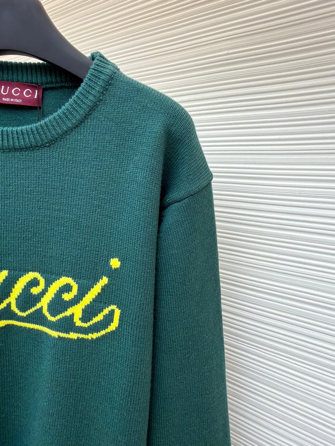 Gucci intarsia knitted sweater ●Original version: Purchased and developed for 11900 ●Item number: 1681846-A85 ●Fabric: luxury silk cotton elegant knitted fabric ●Technology: intarsia jacquard weaving ●Color: green ●Version: fitted version ●Weight: about 580g ●Size: S-M-L-XL ●Description: Custom-woven luxurious silk cotton elegant knitted fabric with full texture and comfortable skin fit Using light gray as the canvas, it is noble and elegant. Pure white is used to outline the brand logo. Gucci intarsia is attached to the sweater in the form of art, as if it has been given a soul. The dropped shoulder design can well modify the neck line. Simplicity controls complexity. A restrained presence dominates the overall situation. The simple and versatile style is like a classic movement. Eternal echo craft 1: Intarsia jacquard weaving. Gucci patterns and textures are formed on the fabric by interweaving yarns of different colors. Fine weaving not only ensures the clarity of the pattern. It also greatly enhances the durability of the fabric. Process 2: The disc sewing machine tightens the stitches and closes the edge. The jacquard effect is formed on the fabric through a specific weaving process. The prominent patterns formed on the fabric add visual effects. Neat and orderly. Process 3: Softening and deodorizing process of garment washing water. Use professional washing equipment and specific detergents to deep clean and deodorize the clothes to improve the feel and appearance of the clothes. The overall wiring is straight and delicate, the fabric is comfortable and soft, and the color is consistent without color difference. It can be matched with the same style to create a fashionable look and control various occasions. Customized accessories, complete with three standards, same style for men and women!