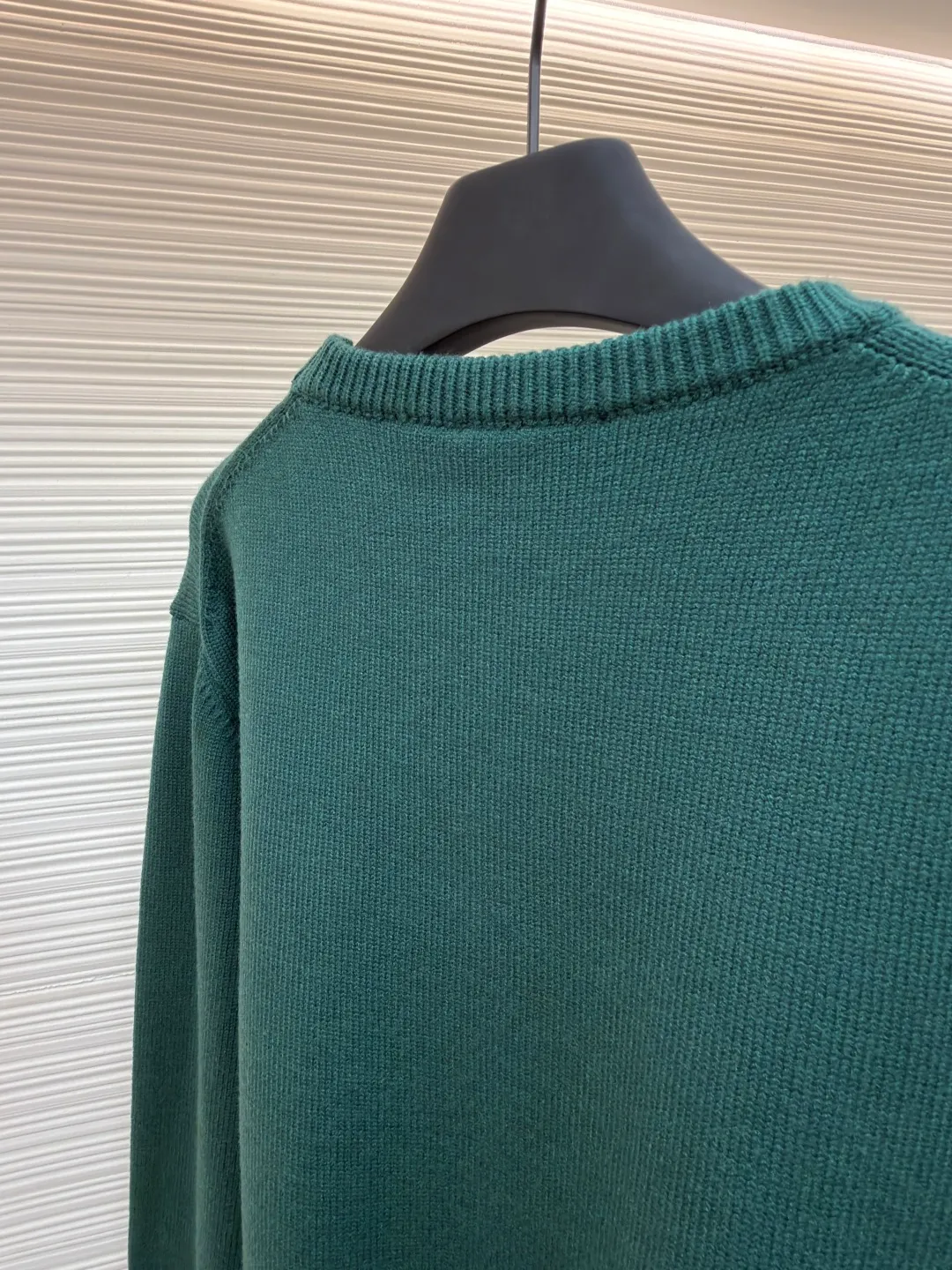 Gucci intarsia knitted sweater ●Original version: Purchased and developed for 11900 ●Item number: 1681846-A85 ●Fabric: luxury silk cotton elegant knitted fabric ●Technology: intarsia jacquard weaving ●Color: green ●Version: fitted version ●Weight: about 580g ●Size: S-M-L-XL ●Description: Custom-woven luxurious silk cotton elegant knitted fabric with full texture and comfortable skin fit Using light gray as the canvas, it is noble and elegant. Pure white is used to outline the brand logo. Gucci intarsia is attached to the sweater in the form of art, as if it has been given a soul. The dropped shoulder design can well modify the neck line. Simplicity controls complexity. A restrained presence dominates the overall situation. The simple and versatile style is like a classic movement. Eternal echo craft 1: Intarsia jacquard weaving. Gucci patterns and textures are formed on the fabric by interweaving yarns of different colors. Fine weaving not only ensures the clarity of the pattern. It also greatly enhances the durability of the fabric. Process 2: The disc sewing machine tightens the stitches and closes the edge. The jacquard effect is formed on the fabric through a specific weaving process. The prominent patterns formed on the fabric add visual effects. Neat and orderly. Process 3: Softening and deodorizing process of garment washing water. Use professional washing equipment and specific detergents to deep clean and deodorize the clothes to improve the feel and appearance of the clothes. The overall wiring is straight and delicate, the fabric is comfortable and soft, and the color is consistent without color difference. It can be matched with the same style to create a fashionable look and control various occasions. Customized accessories, complete with three standards, same style for men and women!