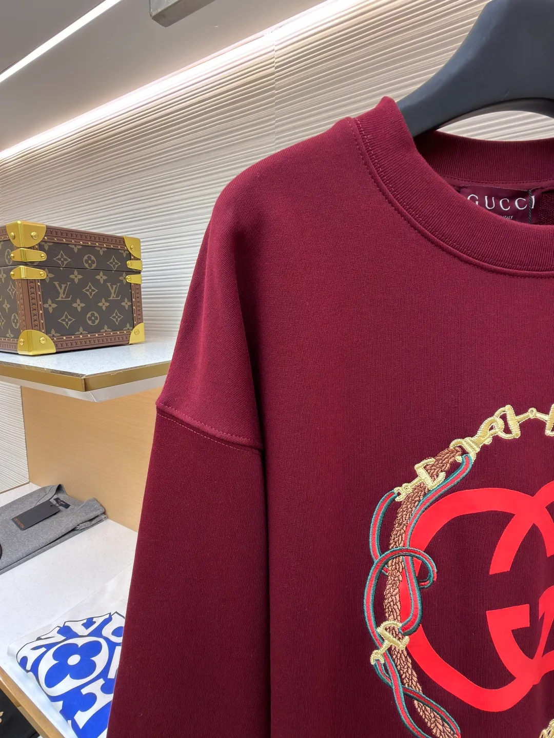 Gucci Bridle Web Round Neck Sweater ●Item No.: 1682278-A65 ●Material: 100% cotton ●Technology: Embroidery ●Color: Red ●Version: Fit ●Weight: about 690 grams ●Size: XS-S-M-L ●Description: This Gucci sweatshirt is made of high-weight combed cotton fabric. The fabric is tight and elastic, which can effectively maintain the stiffness and wearing comfort. The double G logo on the front adopts multi-layer embroidery technology, with gold thread to outline the outline, red and green velvet thread to fill the texture, and metallic chain stripe pattern appliqué. The stitches are fine and even, and each embroidery is precisely positioned to form a three-dimensional contrast with the fabric texture. The body is cut according to the loose shoulder design, and the shoulder line splicing adopts overlock stitching technology to reduce friction when wearing; the cuffs and hem are edged with ribs of the same color, which has long-lasting elasticity and is not easy to loosen. Sizes from XS to L are all standardized plate making, with increasing gradients in dimensions such as garment length and shoulder width. The stitching process uses a combination of flat seams and overlock seams to ensure the firmness of the garments and the exquisiteness of details. The overall craftsmanship combines the brand's iconic design with practical wearing performance. The overall wiring is straight and delicate, the fabric is comfortable and soft, and the color is consistent without color difference. It can be matched with the same style to create a fashionable look and control various occasions. Customized accessories, complete with three standards, same style for men and women!