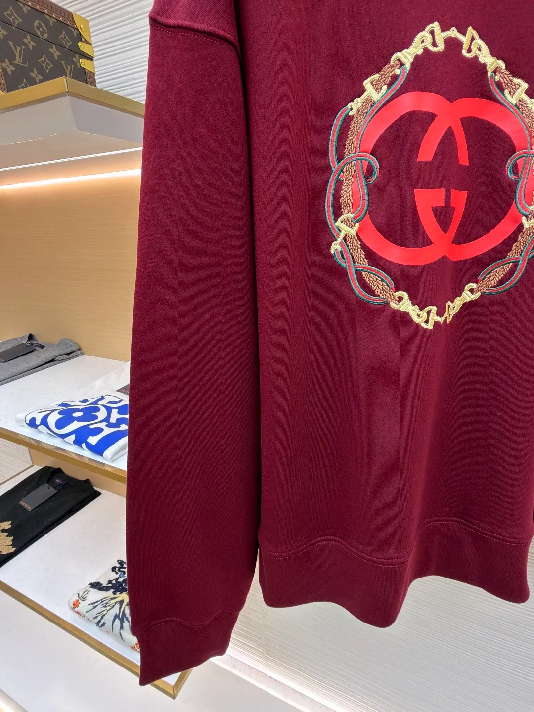 Gucci Bridle Web Round Neck Sweater ●Item No.: 1682278-A65 ●Material: 100% cotton ●Technology: Embroidery ●Color: Red ●Version: Fit ●Weight: about 690 grams ●Size: XS-S-M-L ●Description: This Gucci sweatshirt is made of high-weight combed cotton fabric. The fabric is tight and elastic, which can effectively maintain the stiffness and wearing comfort. The double G logo on the front adopts multi-layer embroidery technology, with gold thread to outline the outline, red and green velvet thread to fill the texture, and metallic chain stripe pattern appliqué. The stitches are fine and even, and each embroidery is precisely positioned to form a three-dimensional contrast with the fabric texture. The body is cut according to the loose shoulder design, and the shoulder line splicing adopts overlock stitching technology to reduce friction when wearing; the cuffs and hem are edged with ribs of the same color, which has long-lasting elasticity and is not easy to loosen. Sizes from XS to L are all standardized plate making, with increasing gradients in dimensions such as garment length and shoulder width. The stitching process uses a combination of flat seams and overlock seams to ensure the firmness of the garments and the exquisiteness of details. The overall craftsmanship combines the brand's iconic design with practical wearing performance. The overall wiring is straight and delicate, the fabric is comfortable and soft, and the color is consistent without color difference. It can be matched with the same style to create a fashionable look and control various occasions. Customized accessories, complete with three standards, same style for men and women!