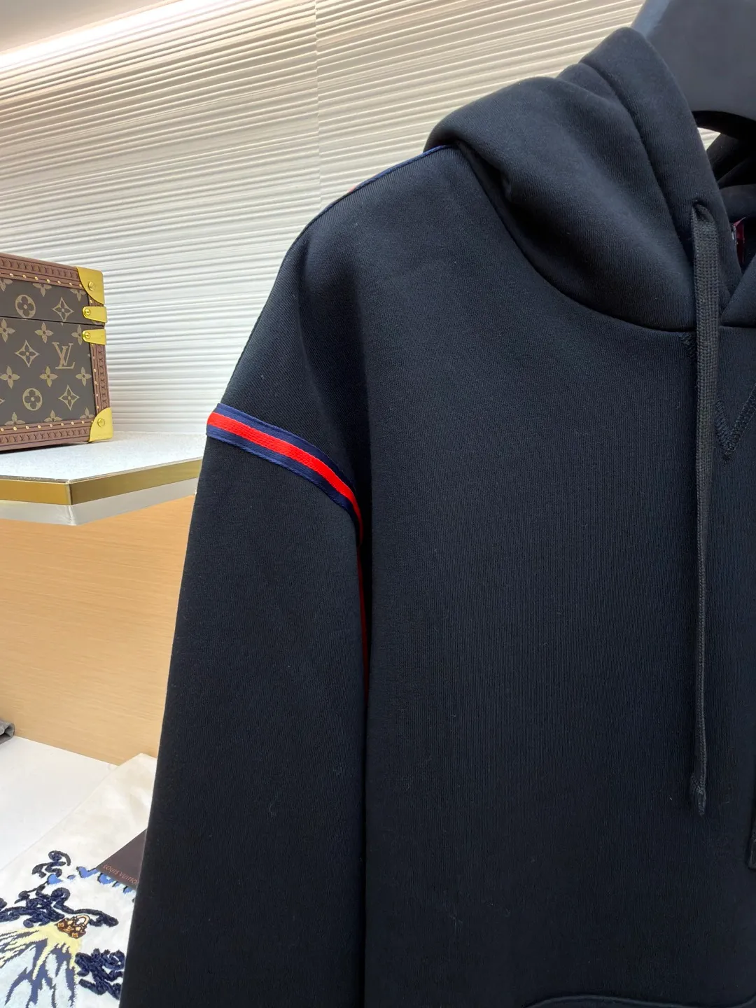 Gucci black webbing hooded sweatshirt ●Item number: 1681424-B10 ●Material: cotton terry fabric ●Technology: embroidery production ●Color: black ●Version: fitted version ●Weight: about 695 grams ●Size: S-M-L ●Description: This sweatshirt is made of high-density waffle velvet fabric, which feels thick and has good warmth retention. The hooded design adopts three-dimensional tailoring and drawstring technology. The hood is stiff and can be freely adjusted for tightness. The red and blue webbing on the shoulders uses inlay sewing technology to form a sharp visual contrast with the black fabric, and the lines are smooth and firm. The brand logo on the chest uses high-density embroidery technology, and the letter texture is delicate and closely adheres to the fabric. The kangaroo pocket is made of one-piece molding technology, with flat edges and convenient storage. The cuffs and hem ribs are made of high-elastic knitting technology, which closely fits the body and has excellent elasticity. The overall cut is a loose, dropped-shoulder version, and the multi-piece structure is spliced ​​to create a casual and trendy wearing effect, while ensuring comfort and freedom during movement. It is a fashionable item that combines the brand's classic elements with casual sweatshirt technology, and has both texture and practicality. The overall wiring is straight and delicate, the fabric is comfortable and soft, and the color is consistent without color difference. It can be matched with the same style to create a fashionable look and control various occasions. Customized accessories, complete with three standards, same style for men and women!