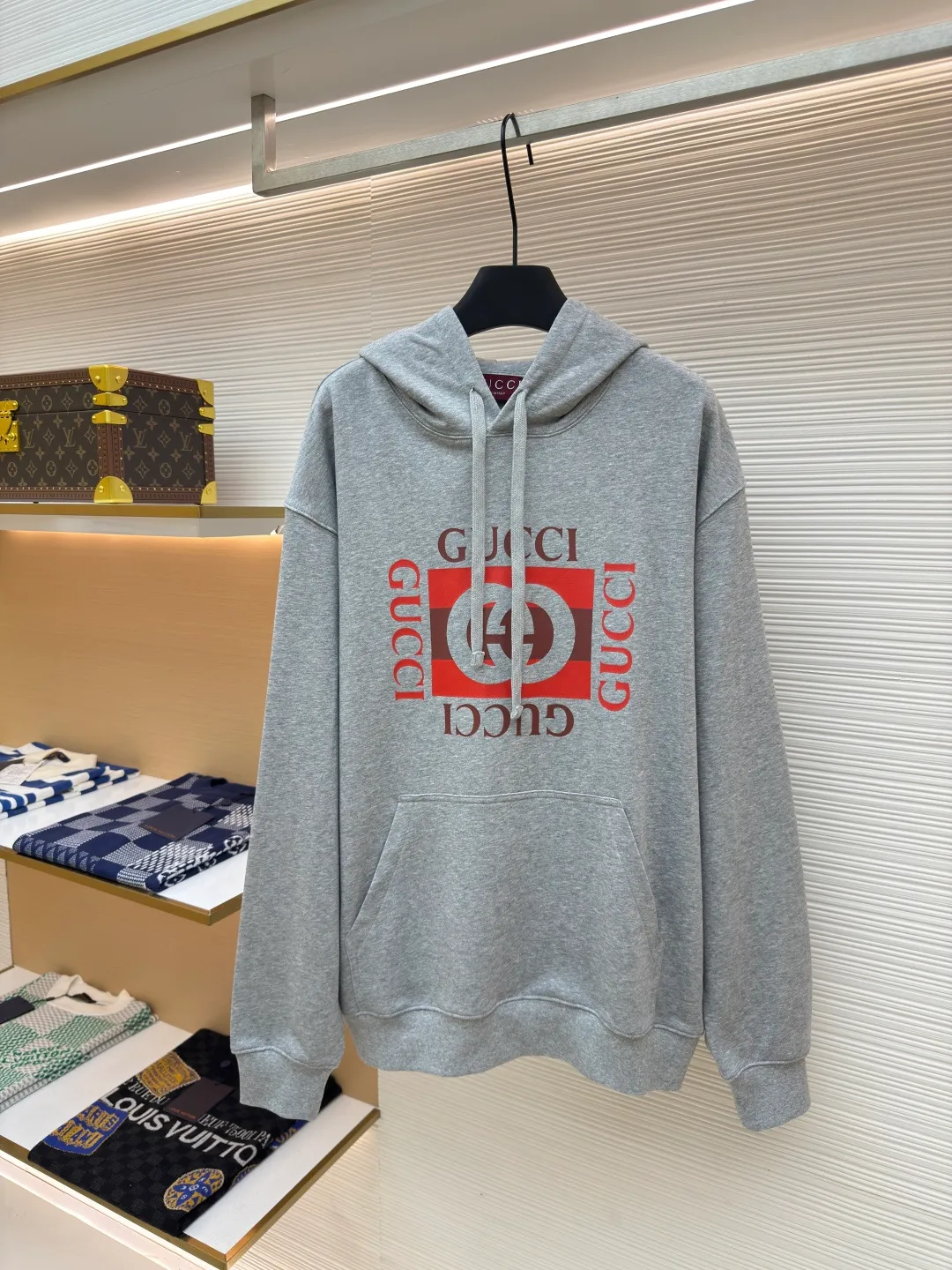 Gucci printed hooded sweatshirt ●Authentic product: Purchased and developed for 9900 ●Item number: 1680236-A55 ●Fabric: knitted fabric ●Technology: Printed production ●Version: Fitted version ●Weight: about 710 grams ●Size: S-M-L-XL ●Description: Custom-dyed plain heather gray elegant cotton knitted material, fine texture, comfortable and close to the skin, with heather gray as the main tone, low-key and rich in connotation The striped Gucci interlocking double G print is presented on the chest in a very impactful way, breaking the calmness of the heather gray. The red print blooms wantonly in the heather gray, like the flame of the trend, eye-catching and enthusiastic. It interprets the charm of street art in the language of fashion, leading the way to the forefront of fashion. Glue printing is used. The chest printing is modified by the film screen three times. The glue liquid paint is used to print the pattern on the fabric. The fabric is baked to fix the printed pattern. The fabrics have been washed to give them a better feel and texture. They are not easy to deform, shrink or fade, and maintain their long-lasting beauty. The overall wiring is straight and delicate, the fabric is comfortable and soft, and the color is consistent without color difference. It can be matched with the same style to create a fashionable look and control various occasions. Customized accessories, complete with three standards, same style for men and women!