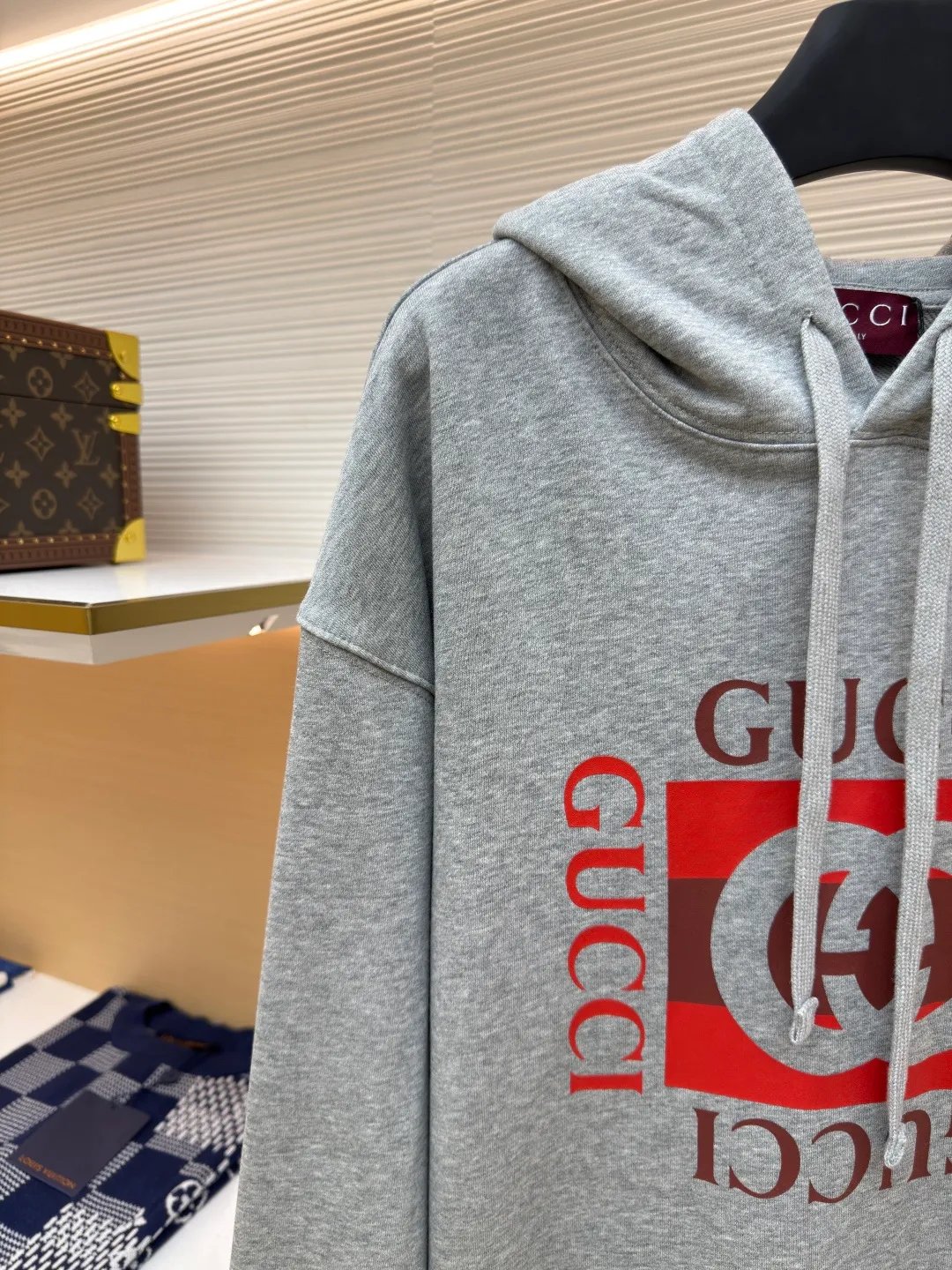 Gucci printed hooded sweatshirt ●Authentic product: Purchased and developed for 9900 ●Item number: 1680236-A55 ●Fabric: knitted fabric ●Technology: Printed production ●Version: Fitted version ●Weight: about 710 grams ●Size: S-M-L-XL ●Description: Custom-dyed plain heather gray elegant cotton knitted material, fine texture, comfortable and close to the skin, with heather gray as the main tone, low-key and rich in connotation The striped Gucci interlocking double G print is presented on the chest in a very impactful way, breaking the calmness of the heather gray. The red print blooms wantonly in the heather gray, like the flame of the trend, eye-catching and enthusiastic. It interprets the charm of street art in the language of fashion, leading the way to the forefront of fashion. Glue printing is used. The chest printing is modified by the film screen three times. The glue liquid paint is used to print the pattern on the fabric. The fabric is baked to fix the printed pattern. The fabrics have been washed to give them a better feel and texture. They are not easy to deform, shrink or fade, and maintain their long-lasting beauty. The overall wiring is straight and delicate, the fabric is comfortable and soft, and the color is consistent without color difference. It can be matched with the same style to create a fashionable look and control various occasions. Customized accessories, complete with three standards, same style for men and women!