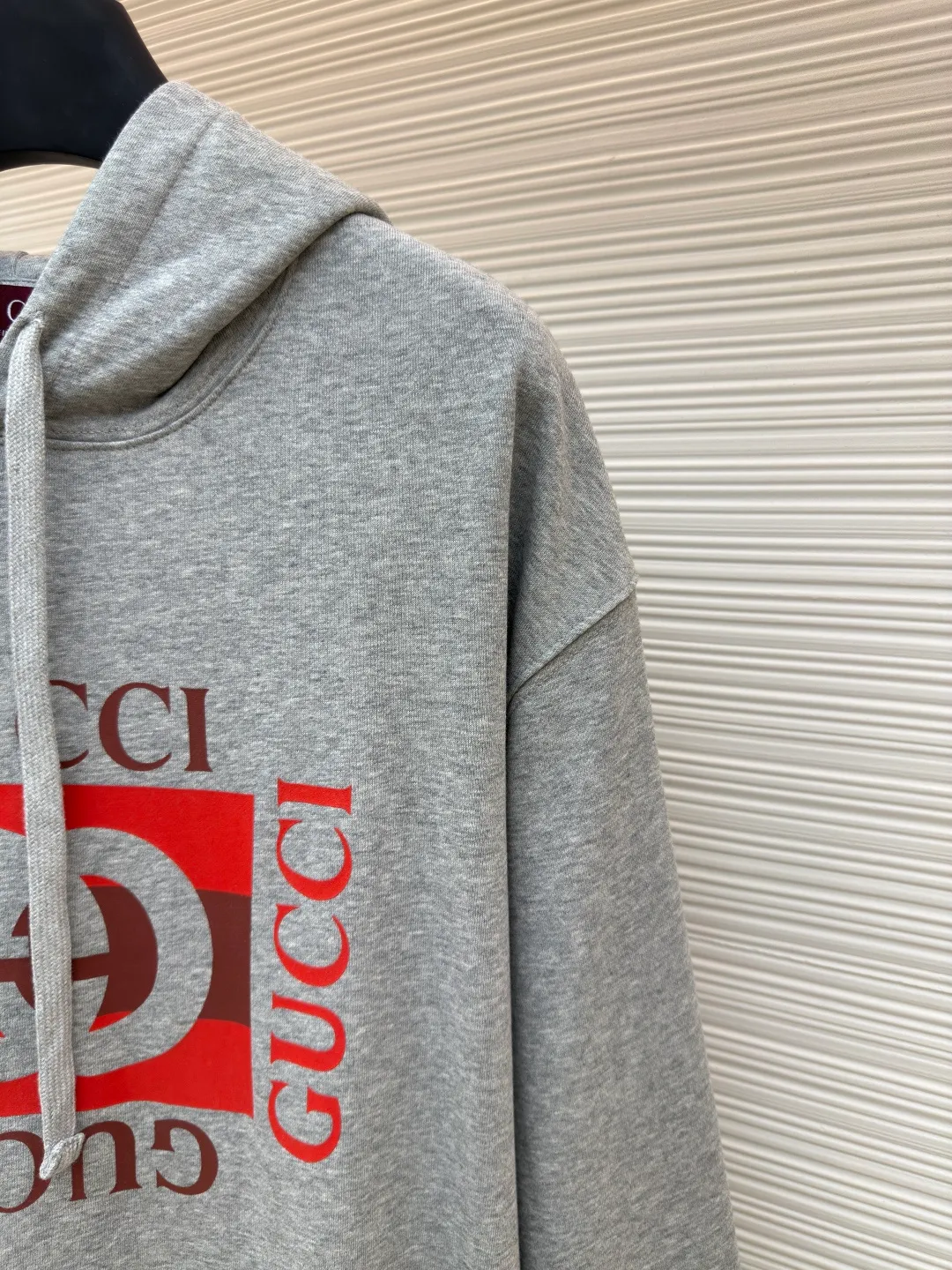 Gucci printed hooded sweatshirt ●Authentic product: Purchased and developed for 9900 ●Item number: 1680236-A55 ●Fabric: knitted fabric ●Technology: Printed production ●Version: Fitted version ●Weight: about 710 grams ●Size: S-M-L-XL ●Description: Custom-dyed plain heather gray elegant cotton knitted material, fine texture, comfortable and close to the skin, with heather gray as the main tone, low-key and rich in connotation The striped Gucci interlocking double G print is presented on the chest in a very impactful way, breaking the calmness of the heather gray. The red print blooms wantonly in the heather gray, like the flame of the trend, eye-catching and enthusiastic. It interprets the charm of street art in the language of fashion, leading the way to the forefront of fashion. Glue printing is used. The chest printing is modified by the film screen three times. The glue liquid paint is used to print the pattern on the fabric. The fabric is baked to fix the printed pattern. The fabrics have been washed to give them a better feel and texture. They are not easy to deform, shrink or fade, and maintain their long-lasting beauty. The overall wiring is straight and delicate, the fabric is comfortable and soft, and the color is consistent without color difference. It can be matched with the same style to create a fashionable look and control various occasions. Customized accessories, complete with three standards, same style for men and women!