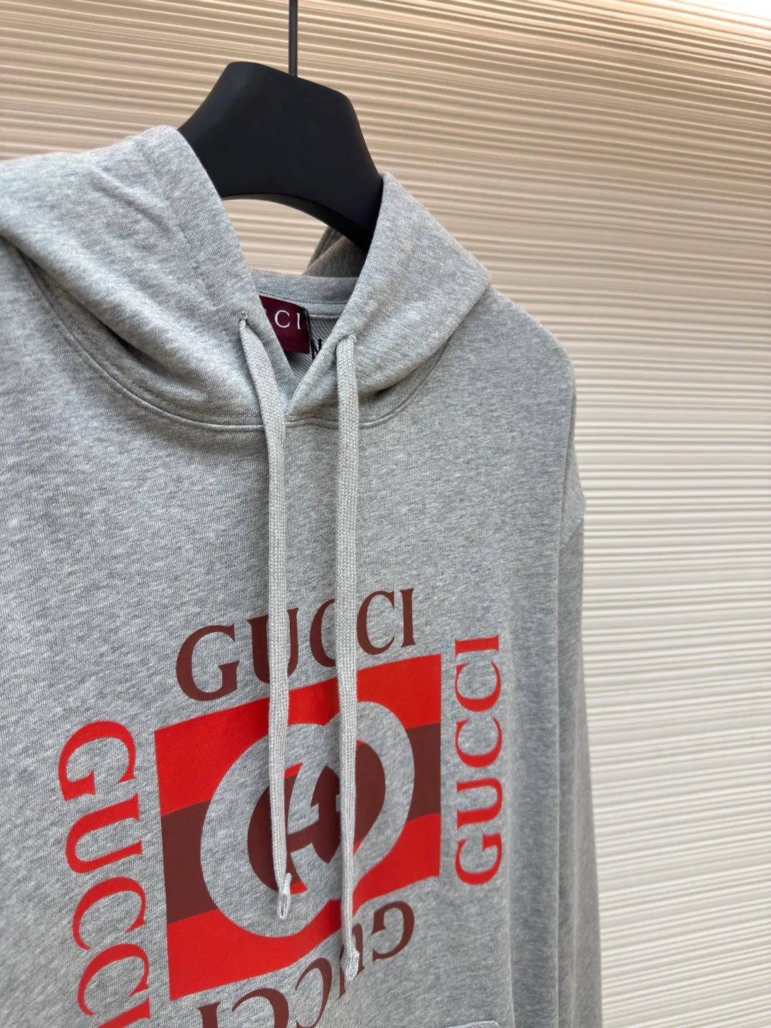 Gucci printed hooded sweatshirt ●Authentic product: Purchased and developed for 9900 ●Item number: 1680236-A55 ●Fabric: knitted fabric ●Technology: Printed production ●Version: Fitted version ●Weight: about 710 grams ●Size: S-M-L-XL ●Description: Custom-dyed plain heather gray elegant cotton knitted material, fine texture, comfortable and close to the skin, with heather gray as the main tone, low-key and rich in connotation The striped Gucci interlocking double G print is presented on the chest in a very impactful way, breaking the calmness of the heather gray. The red print blooms wantonly in the heather gray, like the flame of the trend, eye-catching and enthusiastic. It interprets the charm of street art in the language of fashion, leading the way to the forefront of fashion. Glue printing is used. The chest printing is modified by the film screen three times. The glue liquid paint is used to print the pattern on the fabric. The fabric is baked to fix the printed pattern. The fabrics have been washed to give them a better feel and texture. They are not easy to deform, shrink or fade, and maintain their long-lasting beauty. The overall wiring is straight and delicate, the fabric is comfortable and soft, and the color is consistent without color difference. It can be matched with the same style to create a fashionable look and control various occasions. Customized accessories, complete with three standards, same style for men and women!